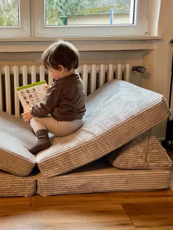 Divano da gioco componibile per bambini in velluto a coste fatto a mano Mila