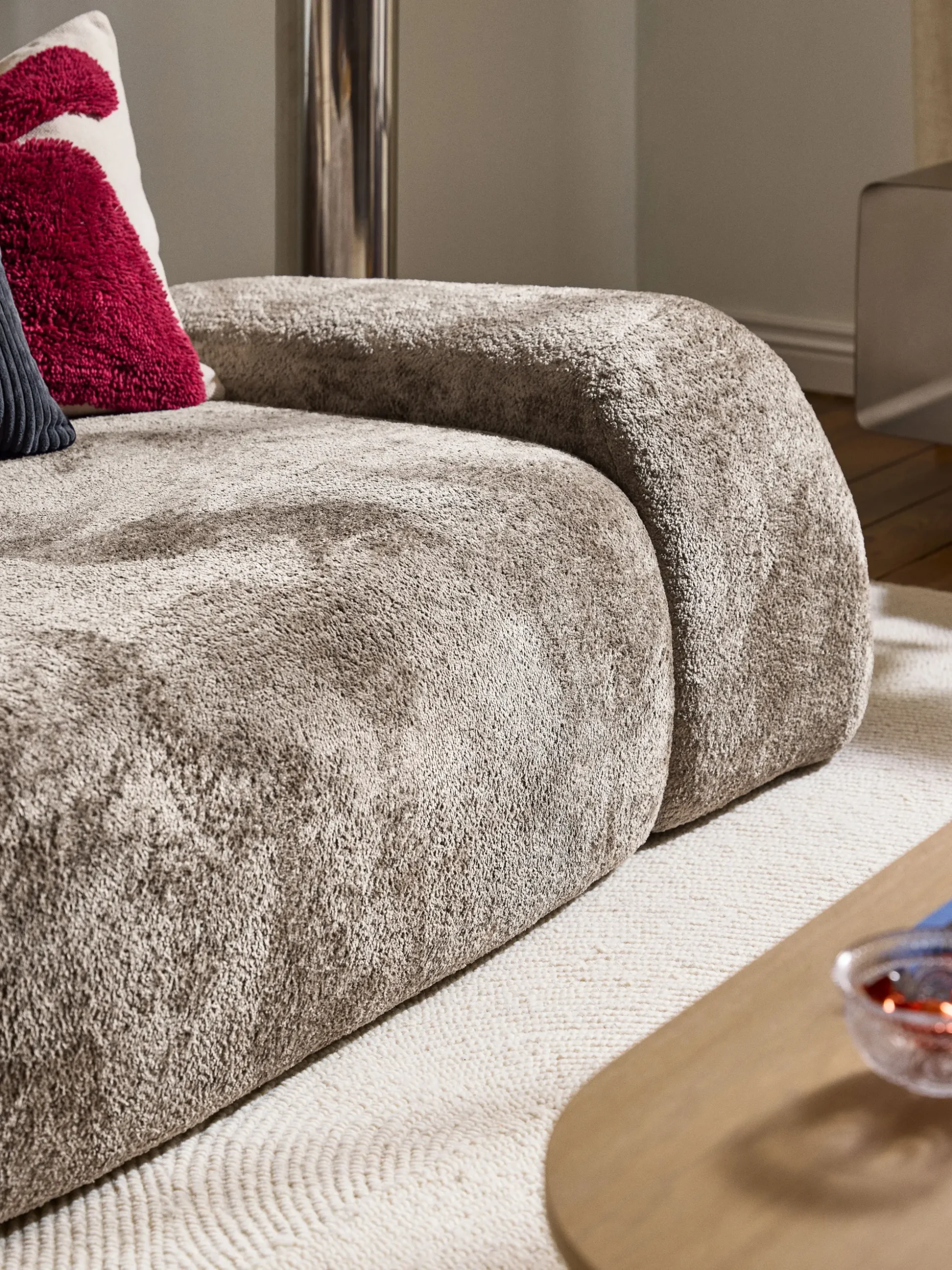 Divano 2 posti in teddy bouclé con chaise longue Wolke