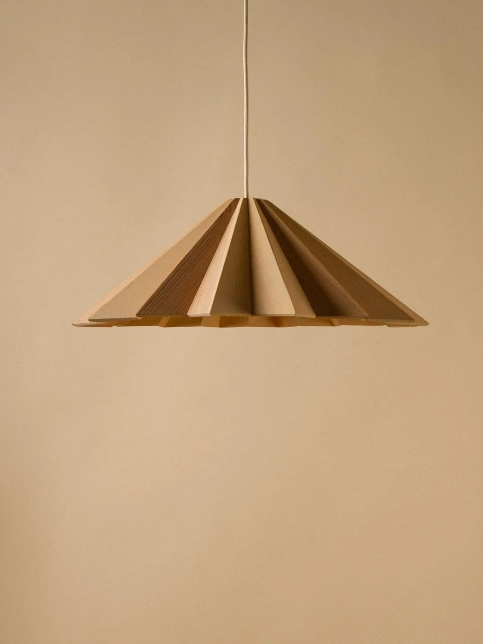 Lampada a sospensione in legno di pino fatta a mano Stratus, varie misure