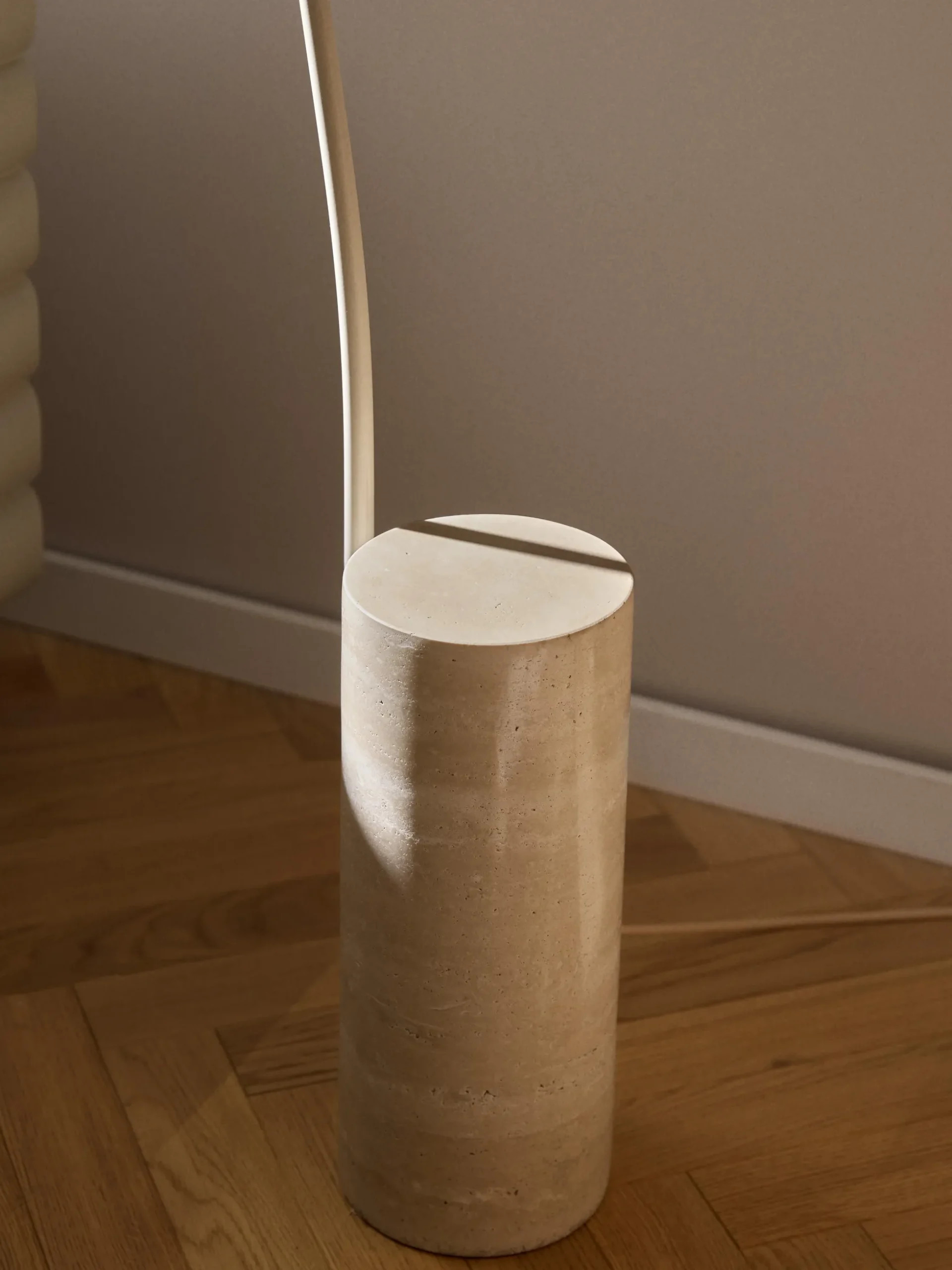 Lampada ad arco con base in travertino Cora