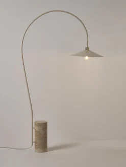 Lampada ad arco con base in travertino Cora
