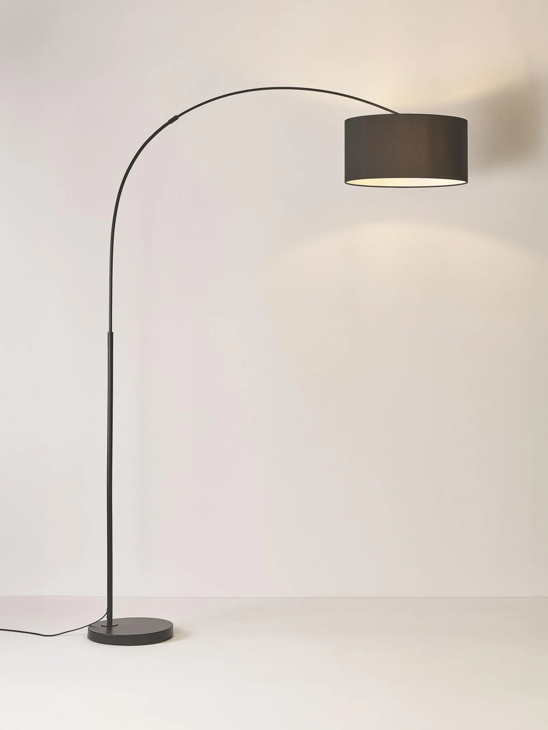 Lampada ad arco grande nera Niels