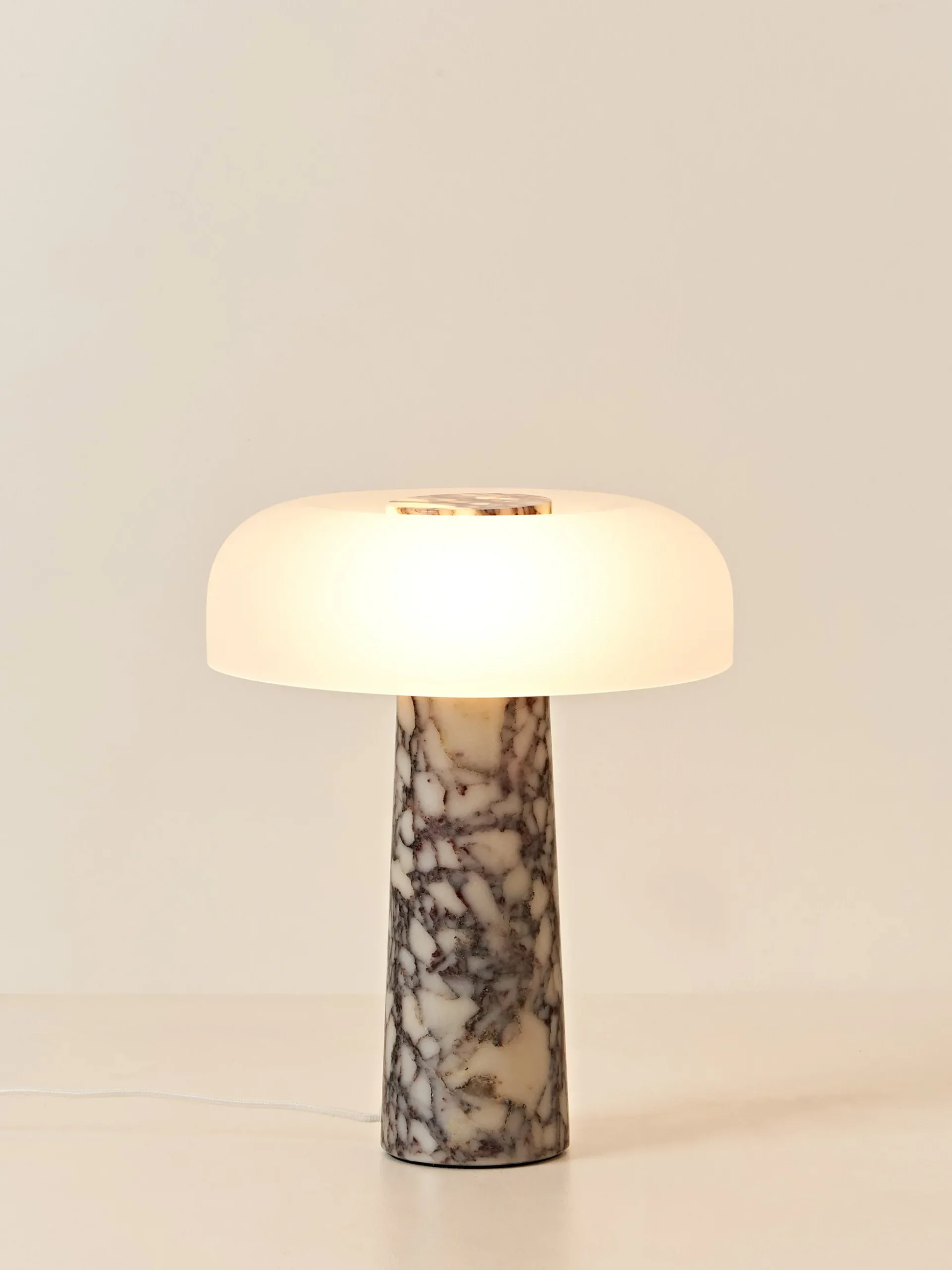 Lampada da tavolo con base in marmo Calcatta viola Carla