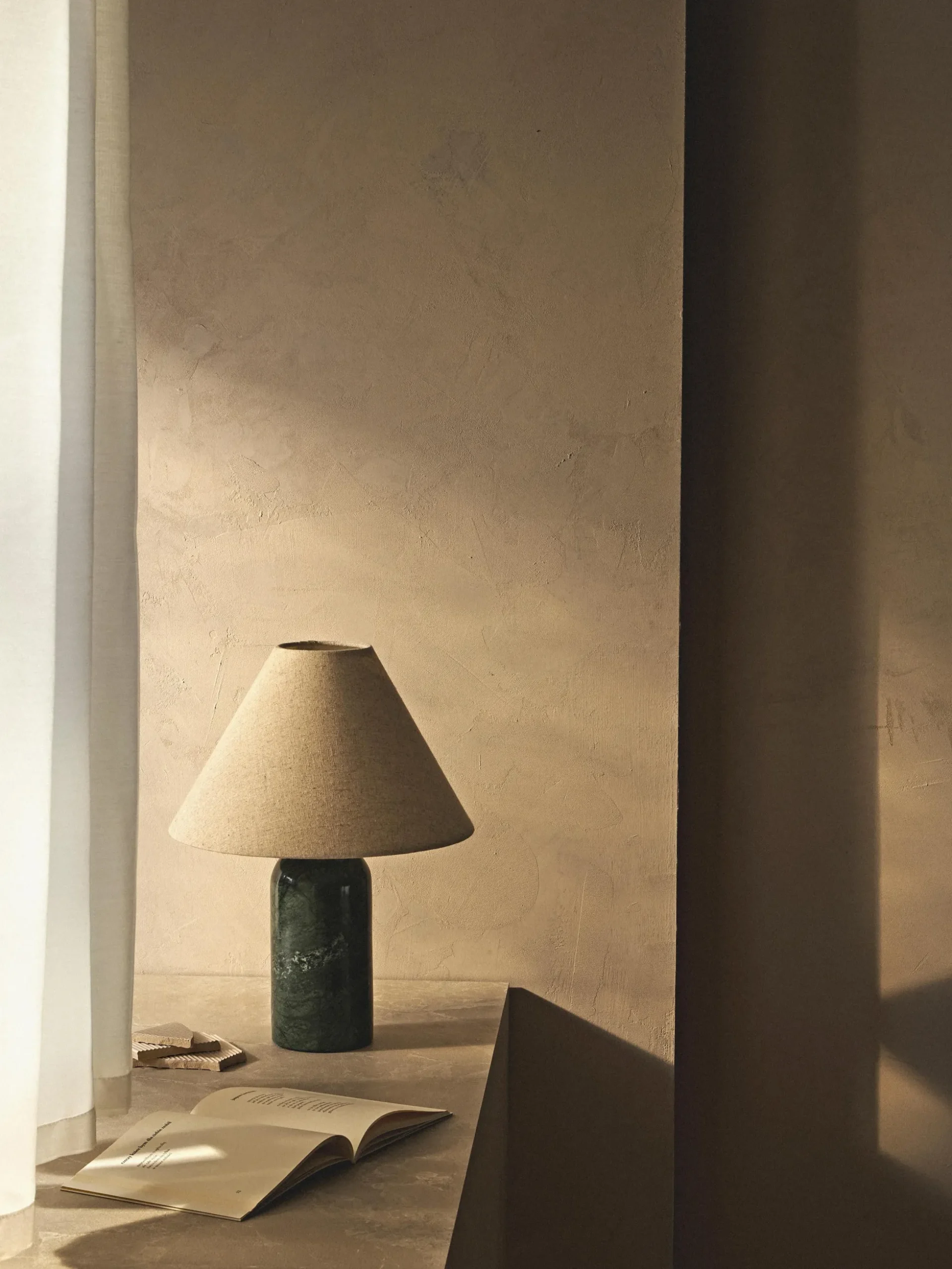 Lampada da tavolo con base in marmo Gia