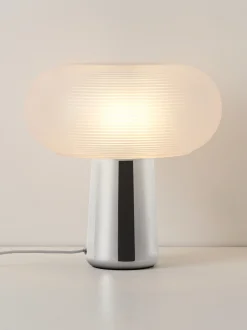 Lampada da tavolo con base in metallo Mariella