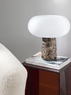 Lampada da tavolo con base in marmo Mariella