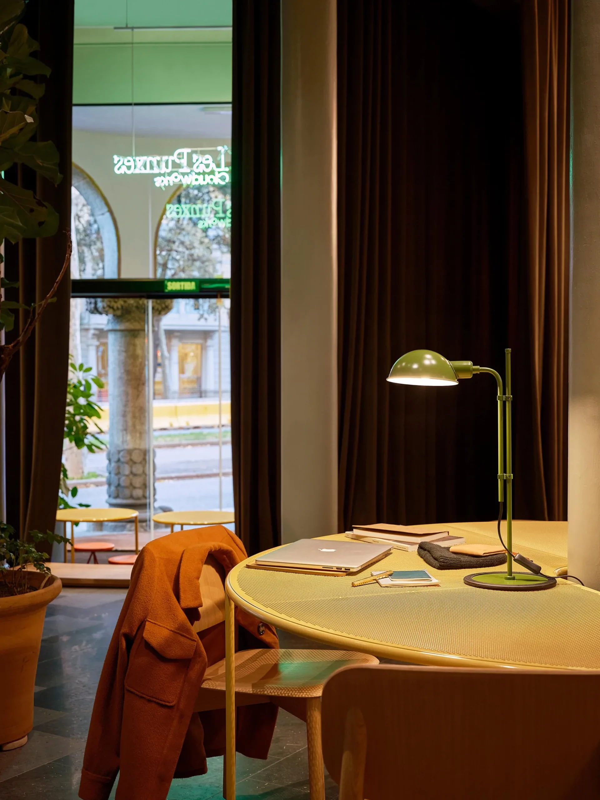 Lampada da tavolo grande con paralume orientabile Funiculí