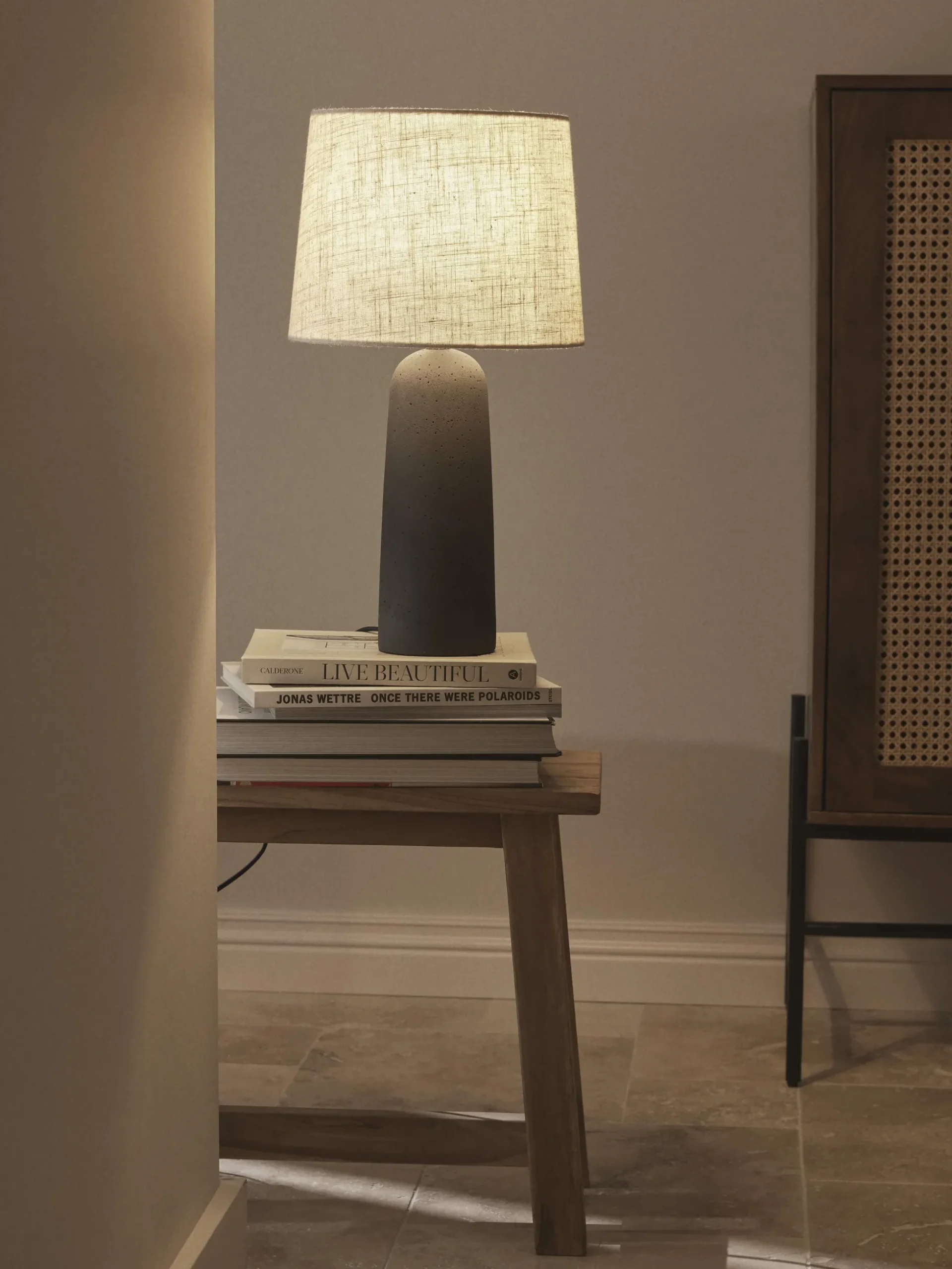 Lampada da tavolo grande con base in cemento Kaya
