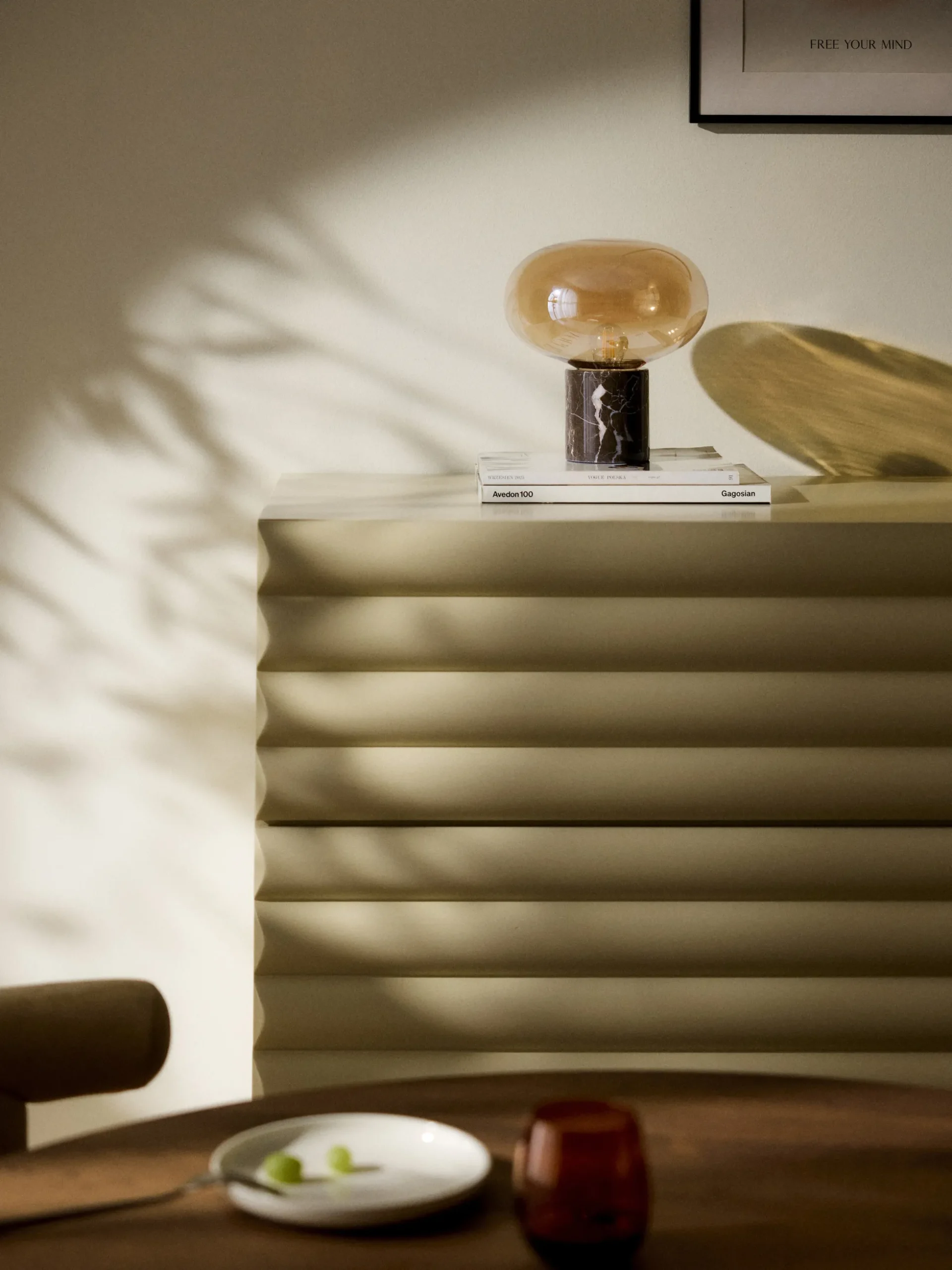 Lampada da tavolo piccola con base in marmo Alma