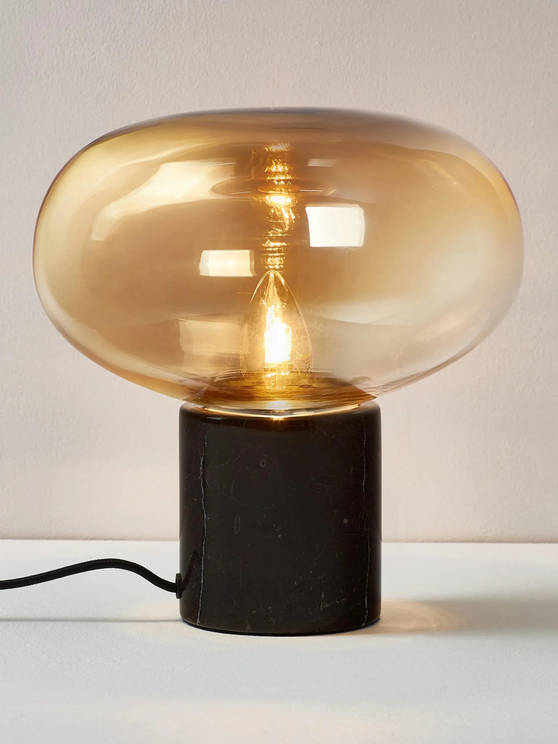 Lampada da tavolo piccola con base in marmo Alma