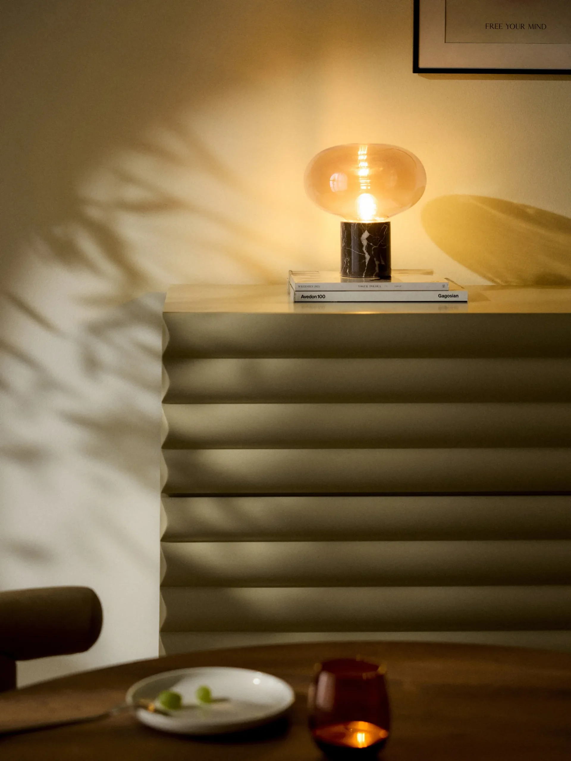 Lampada da tavolo piccola con base in marmo Alma