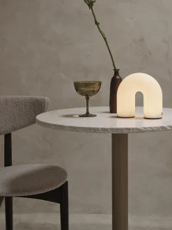 Lampada da tavolo piccola portatile a LED con struttura millerighe e luce regolabile Vuelta