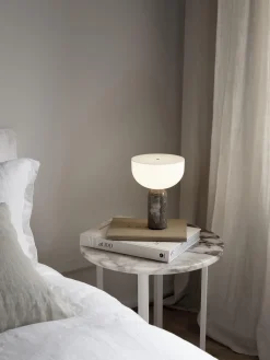Lampada da tavolo piccola portatile a LED con luce regolabile Kizu