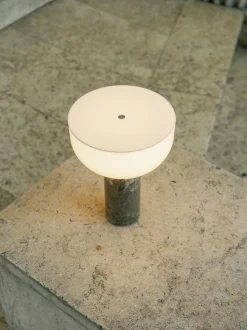 Lampada da tavolo piccola portatile a LED con luce regolabile Kizu
