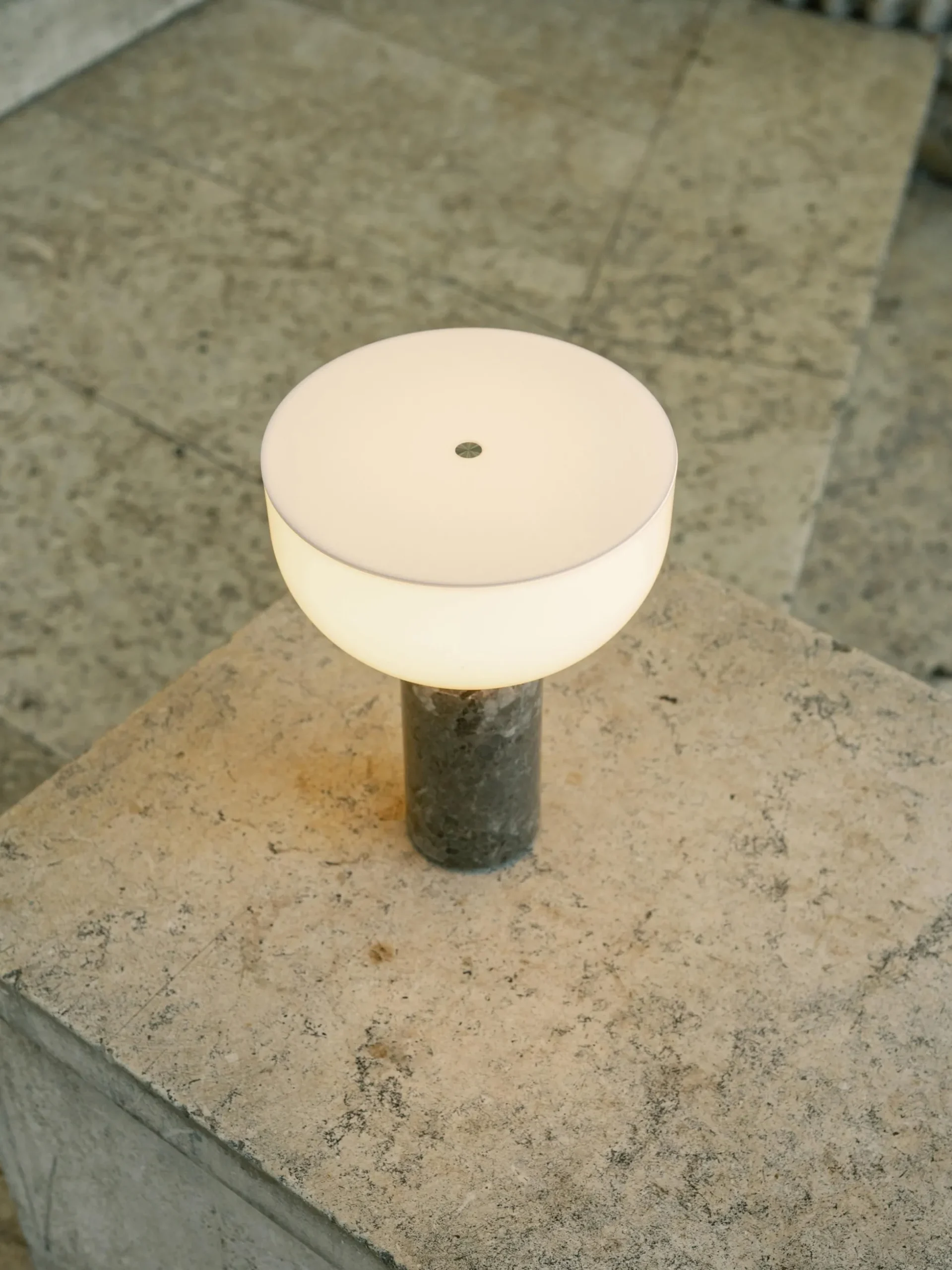Lampada da tavolo piccola portatile a LED con luce regolabile Kizu