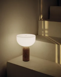 Lampada da tavolo piccola portatile a LED con luce regolabile Kizu