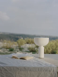 Lampada da tavolo piccola portatile a LED con luce regolabile Kizu