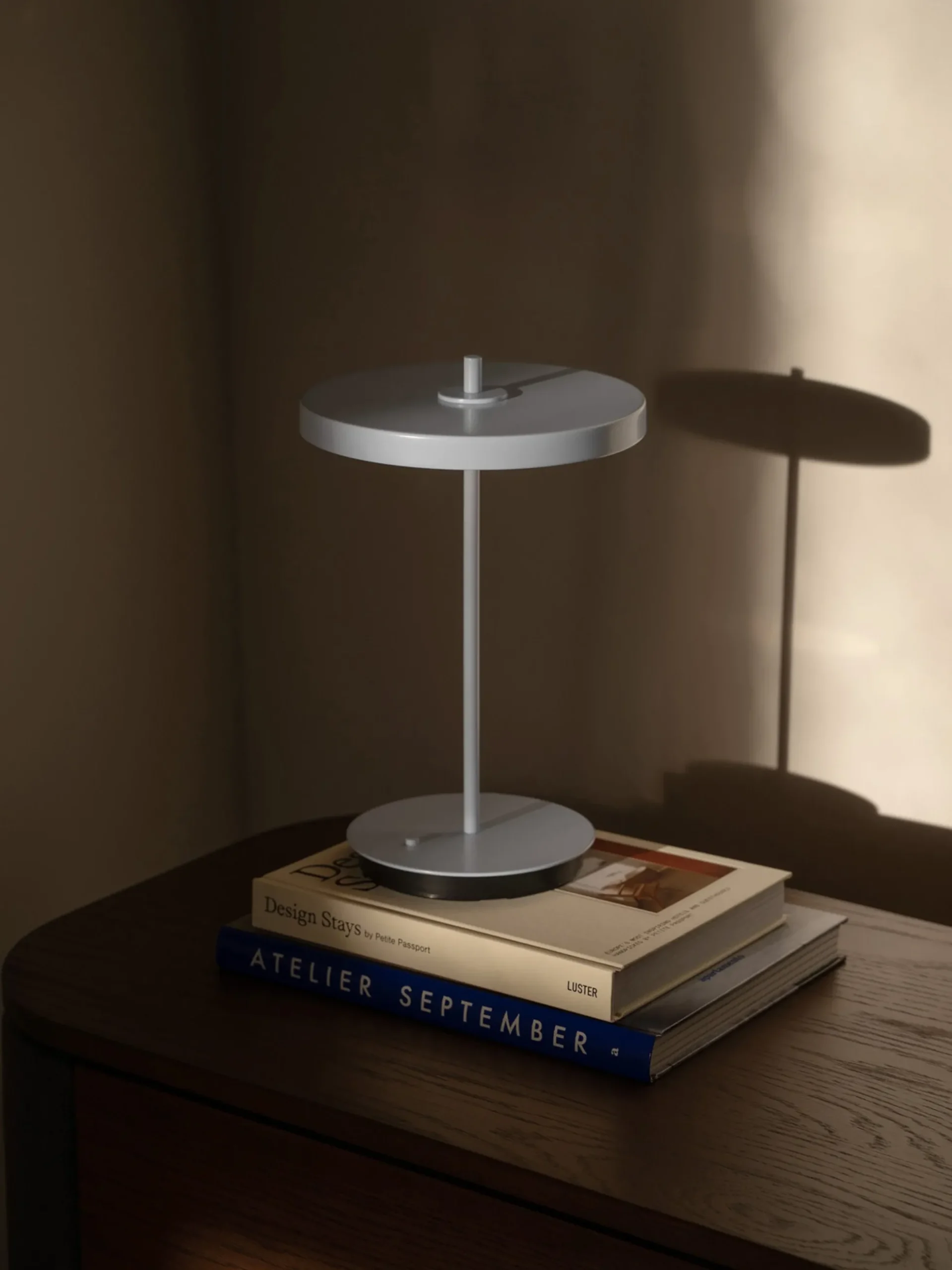 Lampada da tavolo piccola portatile a LED con luce regolabile Asteria Move