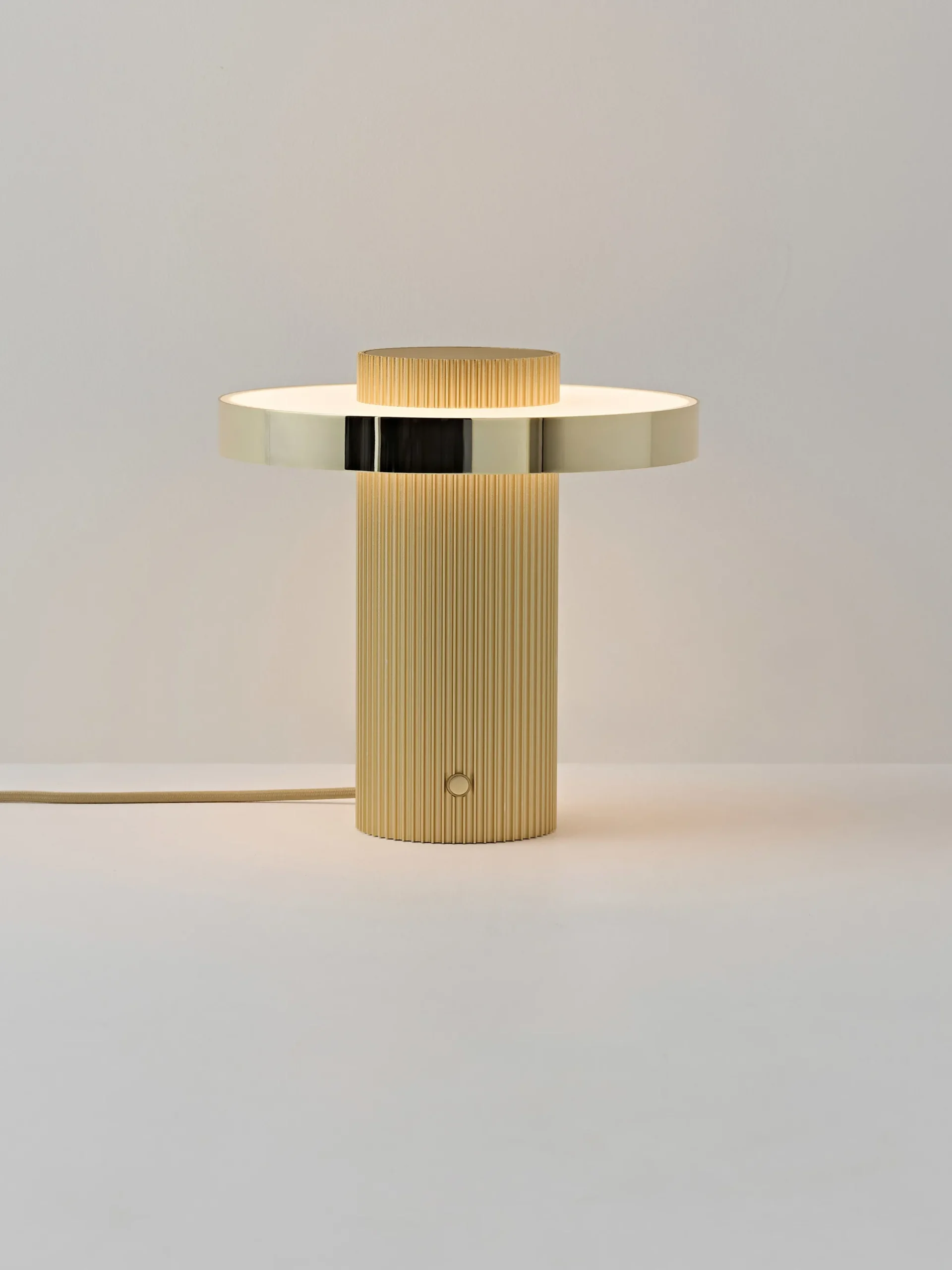 Lampada da tavolo piccola a LED con base millerighe Elna