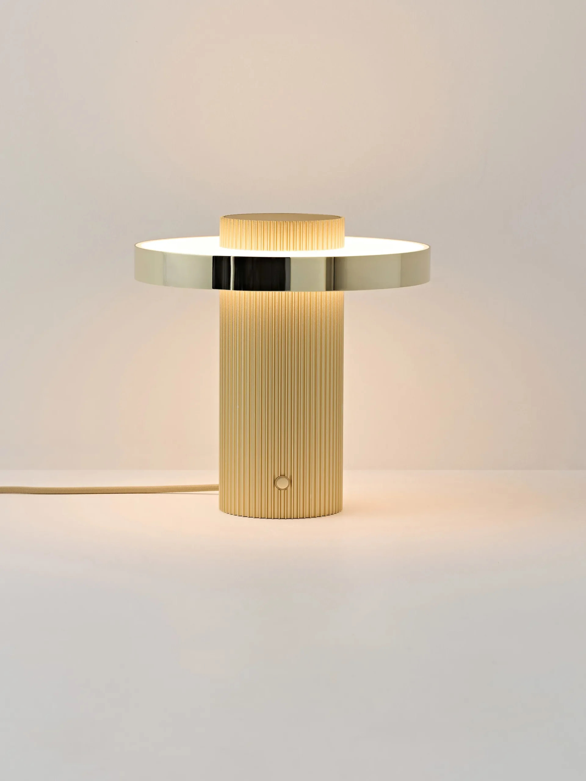 Lampada da tavolo piccola a LED con base millerighe Elna
