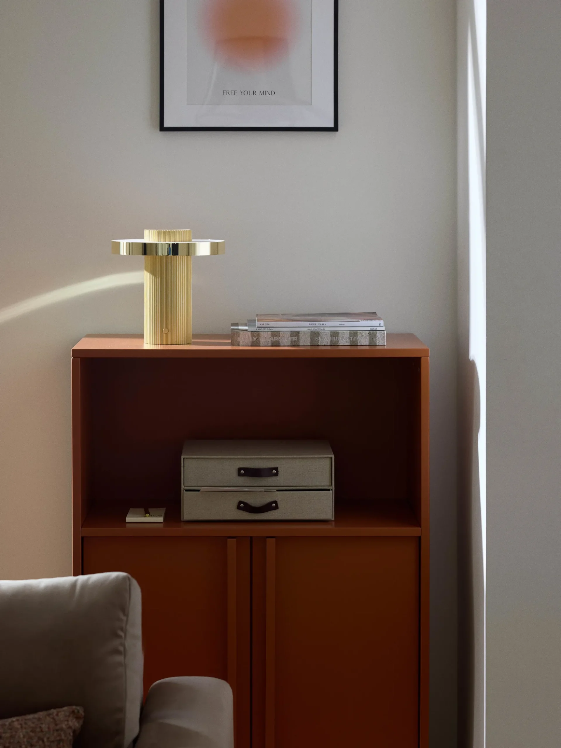 Lampada da tavolo piccola a LED con base millerighe Elna