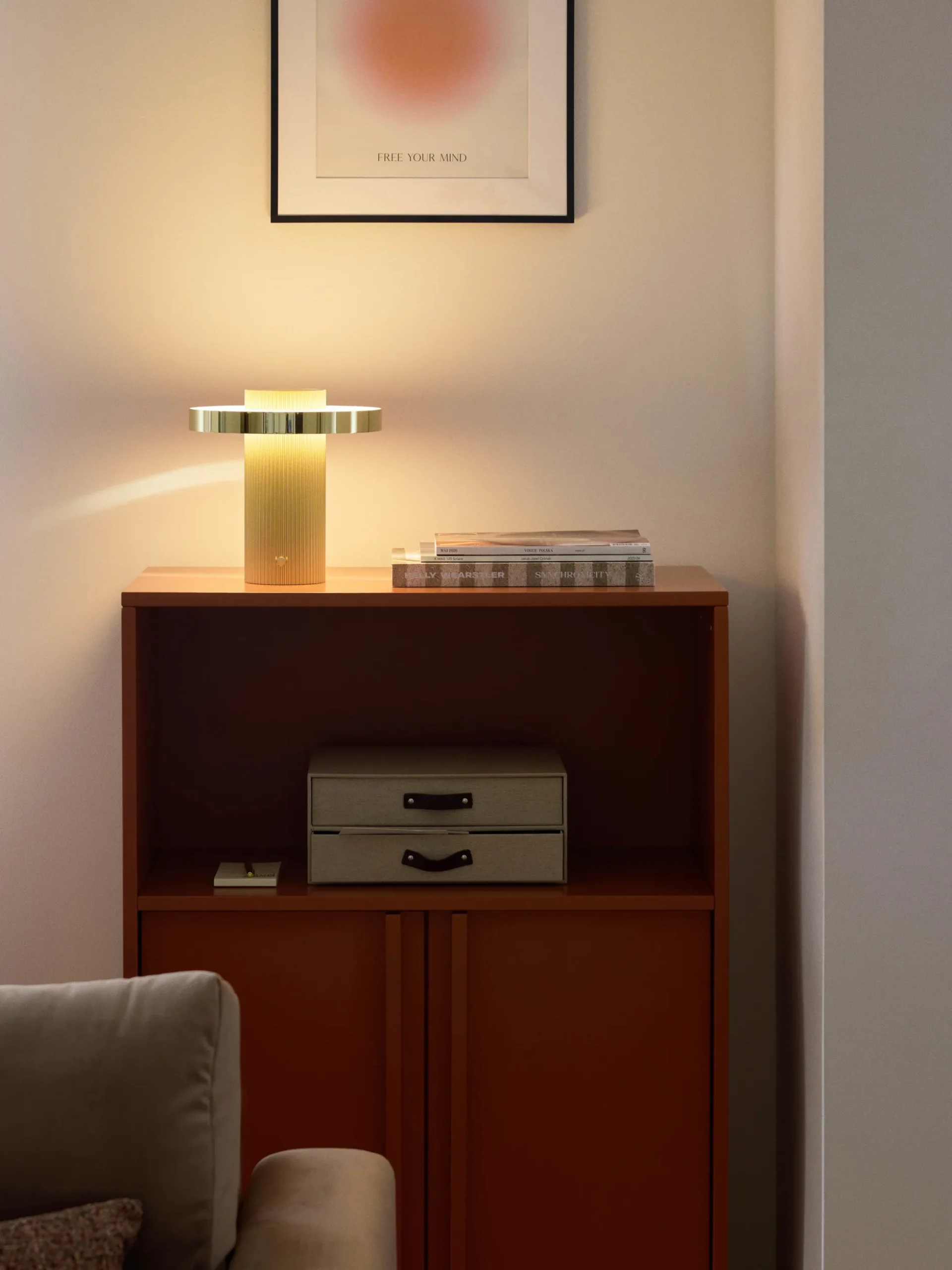 Lampada da tavolo piccola a LED con base millerighe Elna