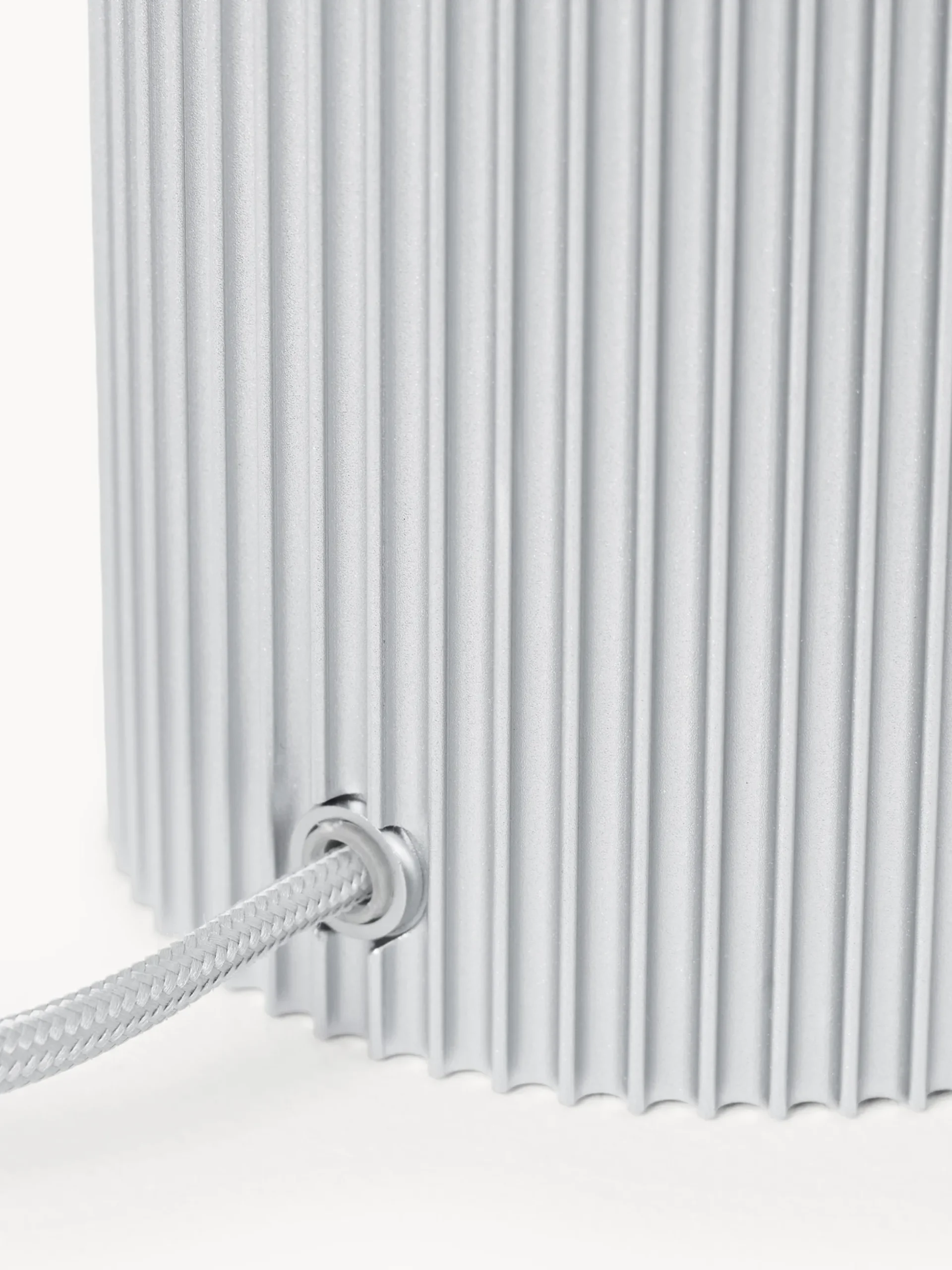 Lampada da tavolo piccola a LED con base millerighe Elna