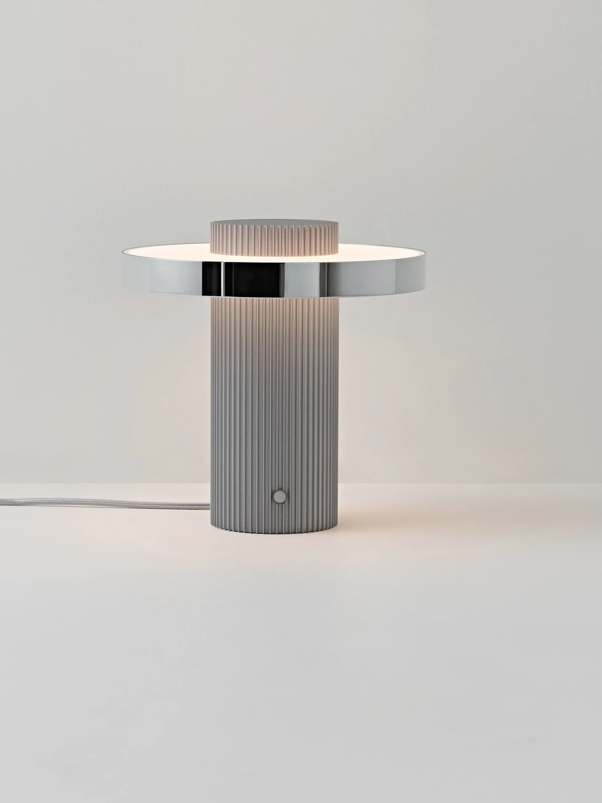 Lampada da tavolo piccola a LED con base millerighe Elna