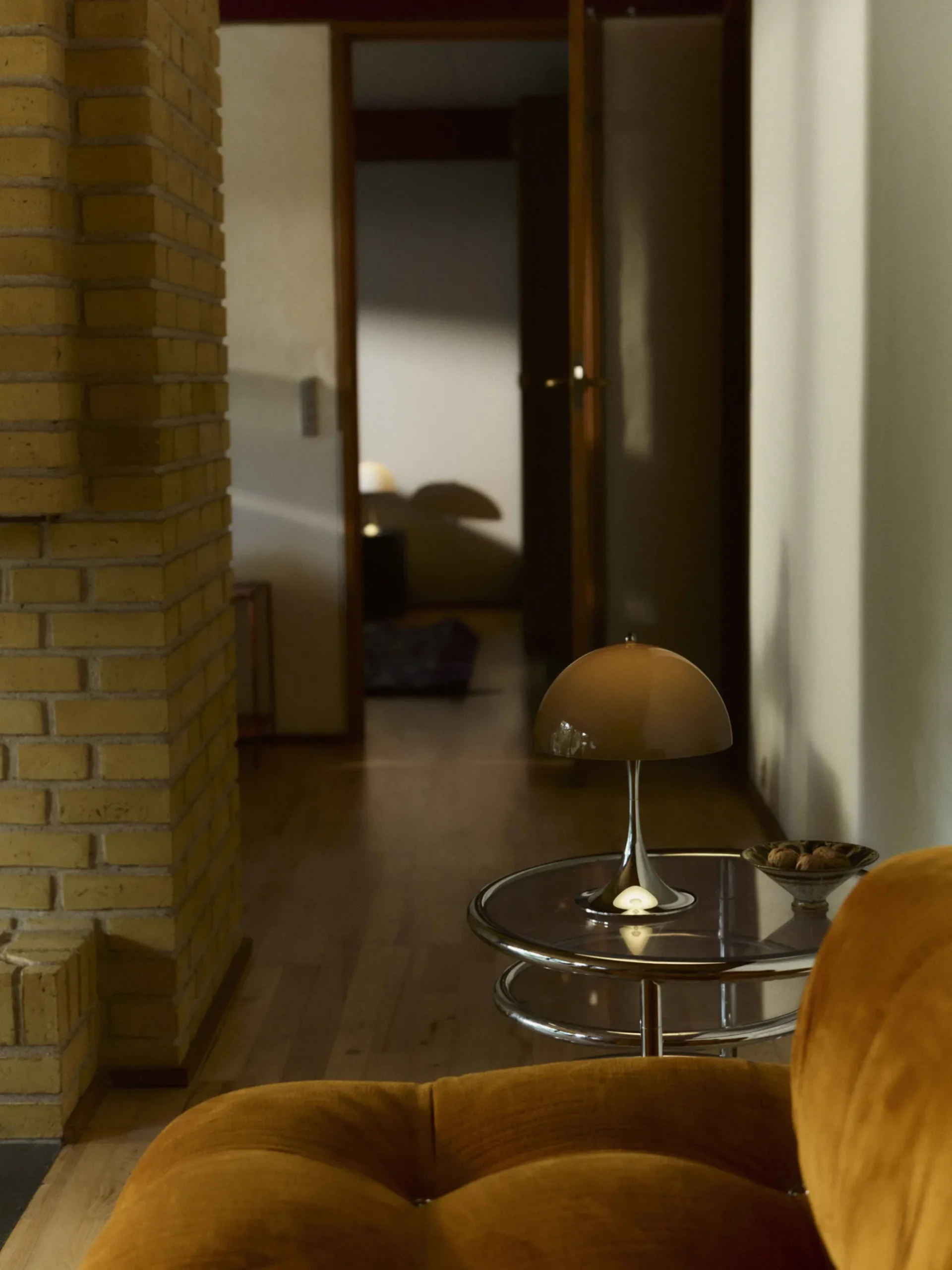 Lampada da tavolo portatile a LED con luce regolabile Panthella 250, Design Verner Panton