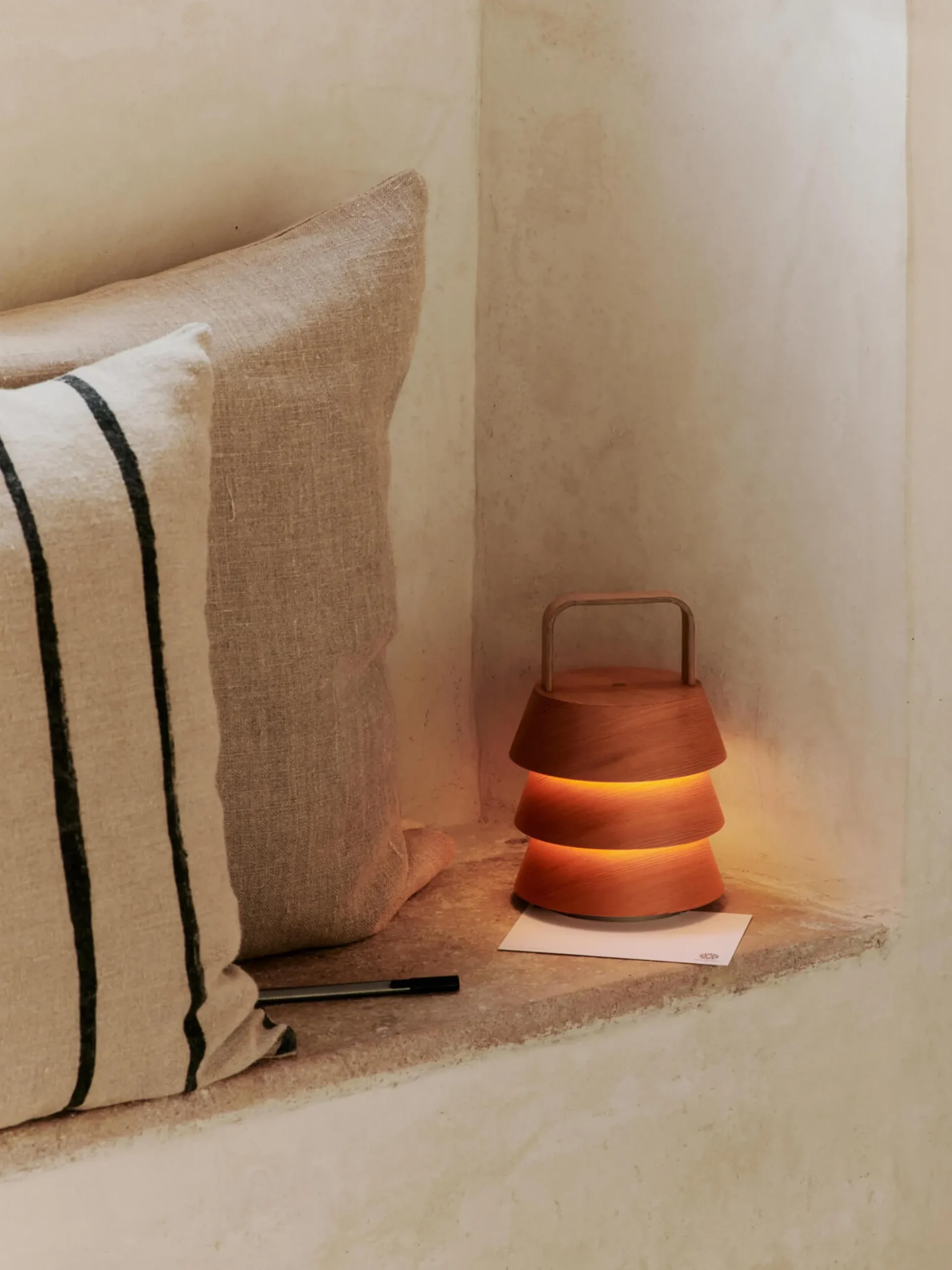 Lampada da tavolo portatile a LED in legno di abete Douglas Luver