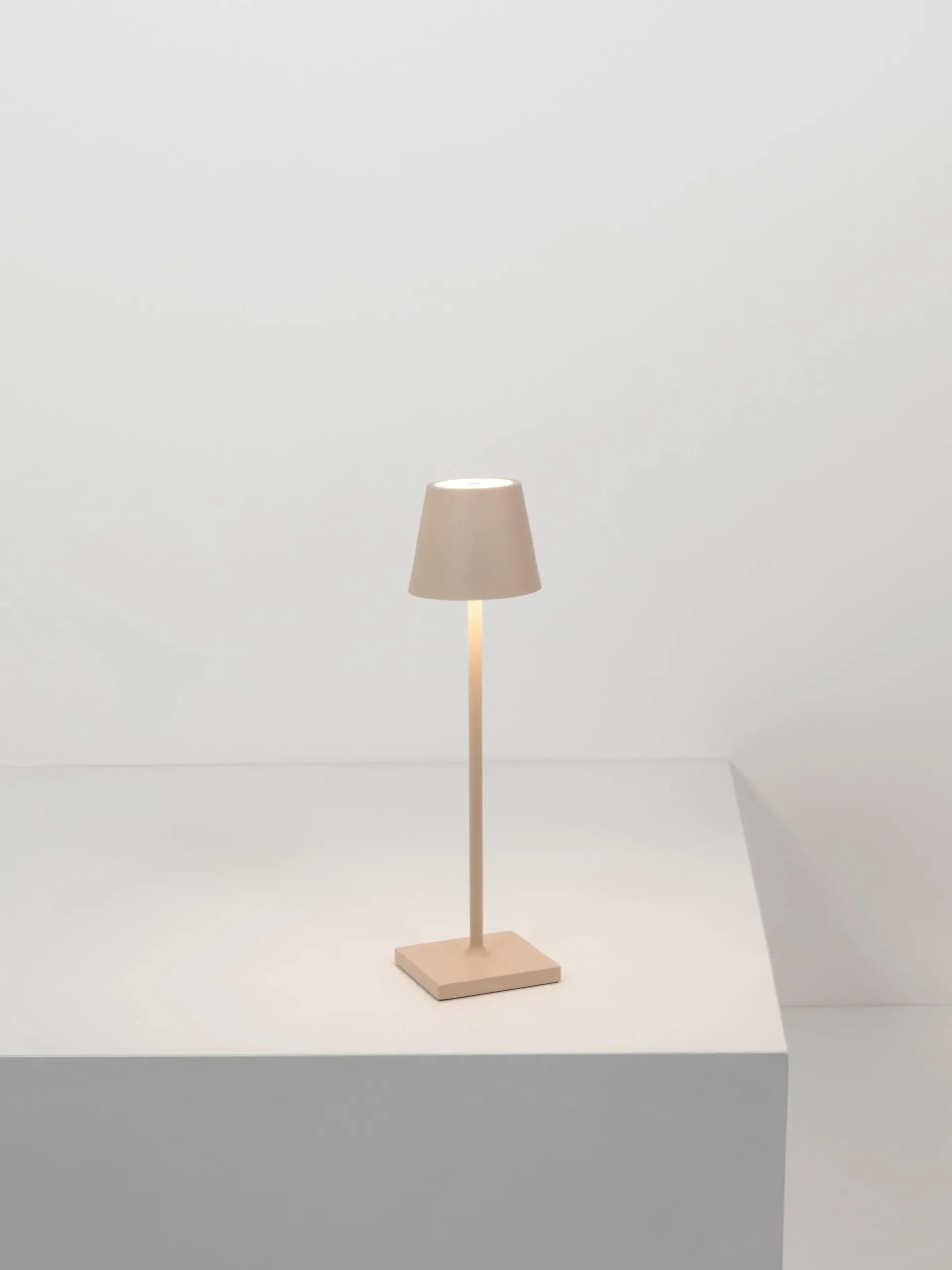 Lampada da tavolo portatile a LED con luce regolabile Poldina Pro Micro