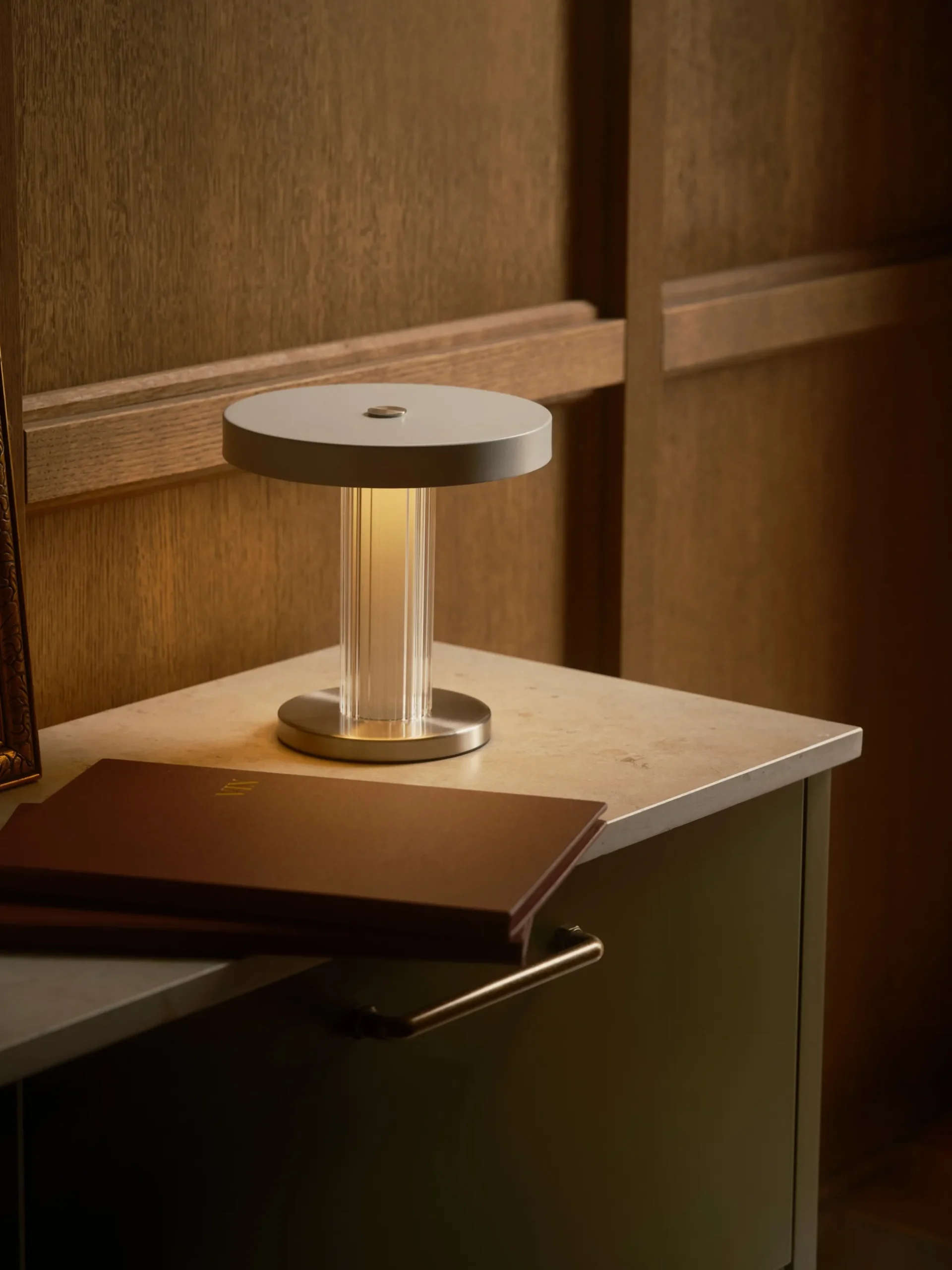 Lampada da tavolo portatile a LED con luce regolabile Trezzi