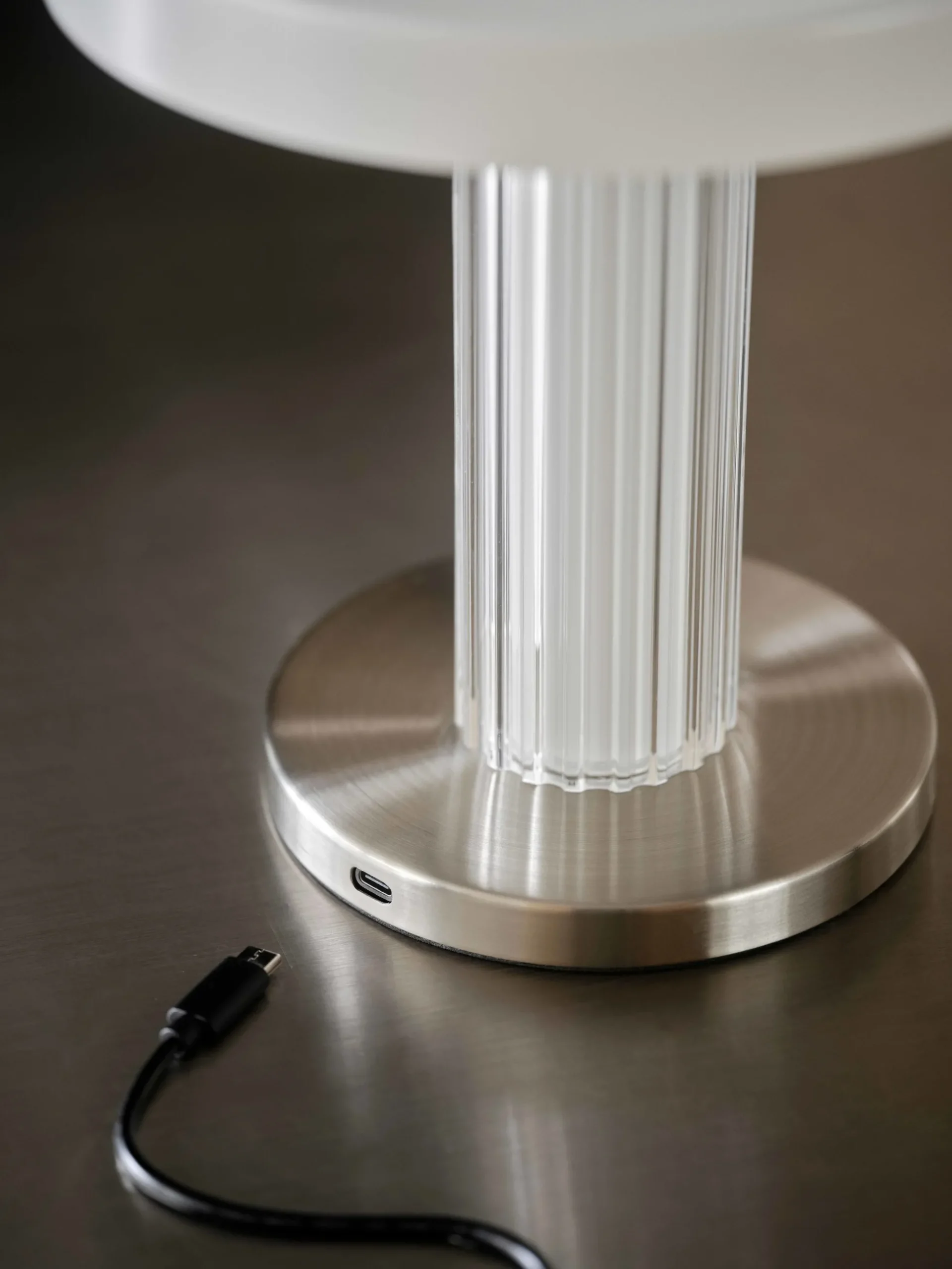 Lampada da tavolo portatile a LED con luce regolabile Trezzi
