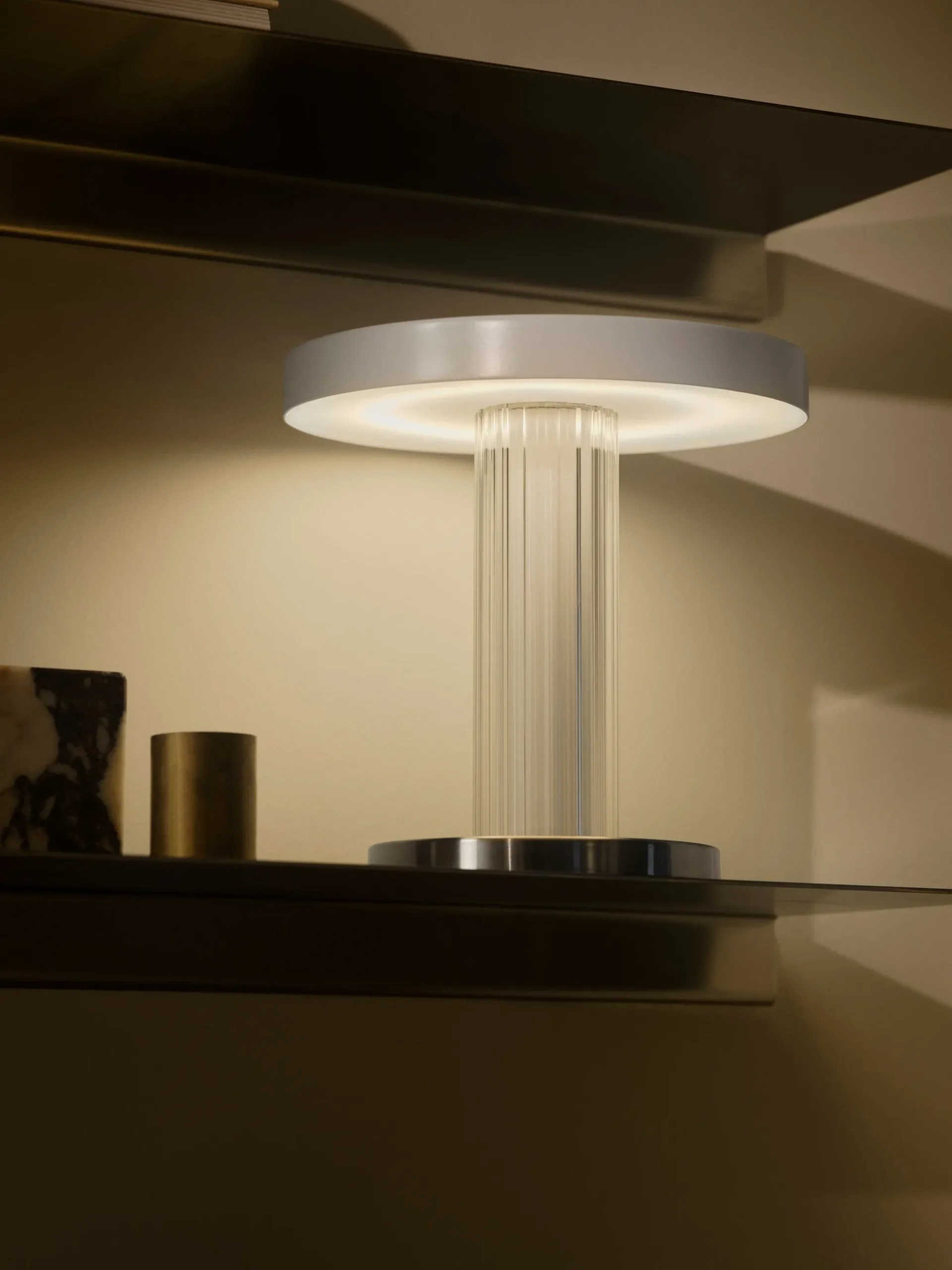 Lampada da tavolo portatile a LED con luce regolabile Trezzi