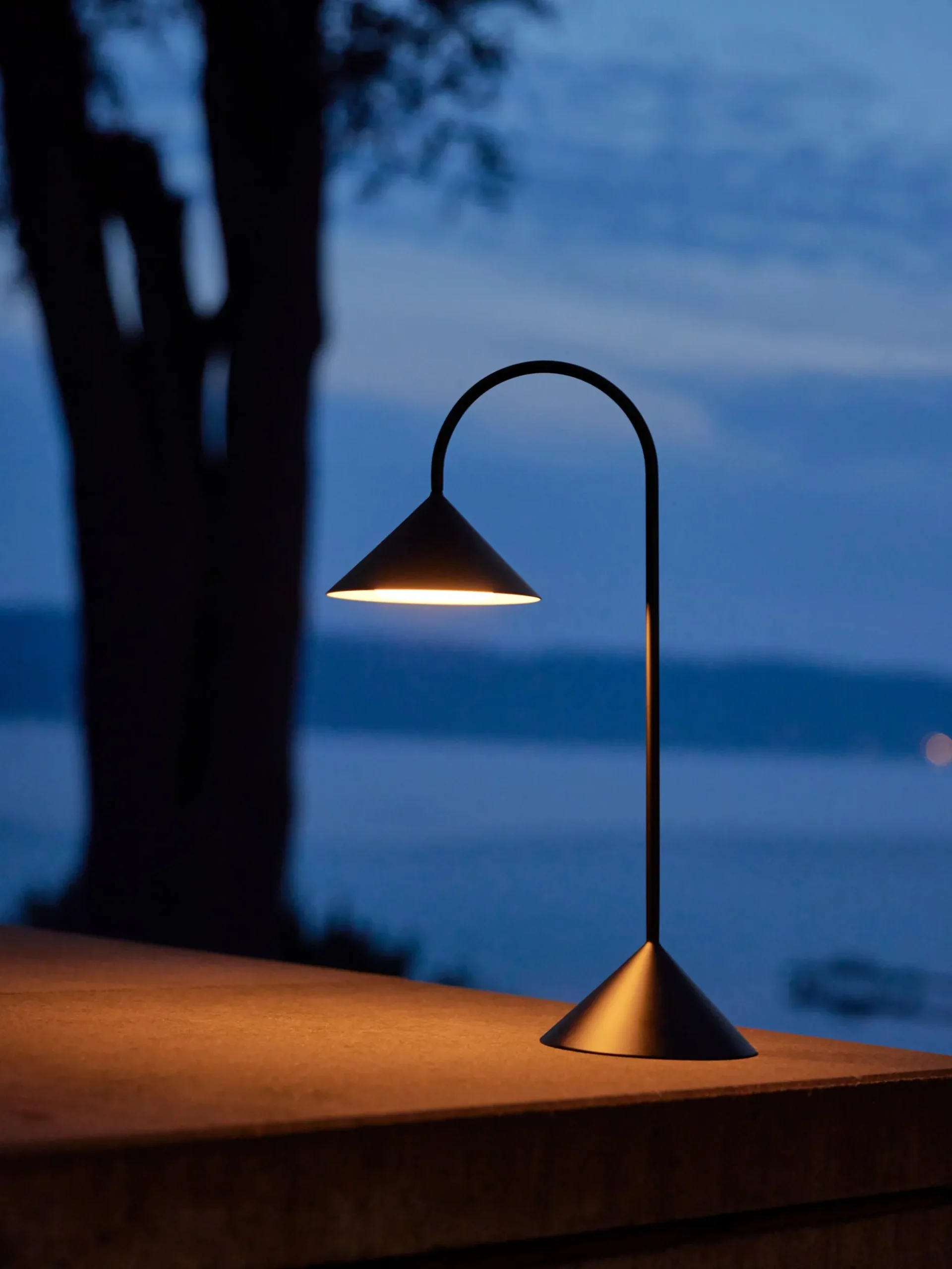 Lampada da tavolo portatile da esterno a LED con luce regolabile Grasp