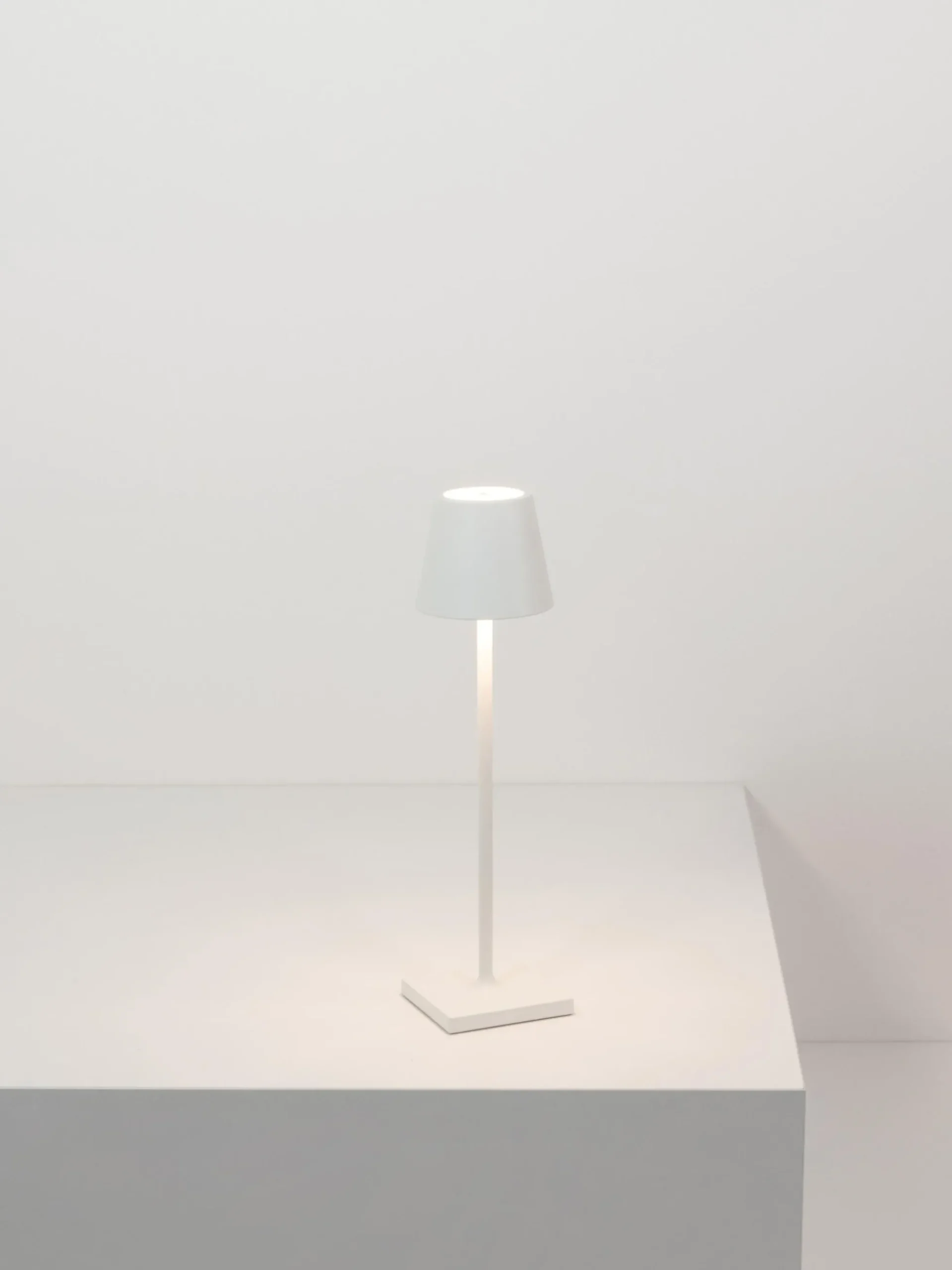 Lampada da tavolo portatile a LED con luce regolabile Poldina Pro Micro