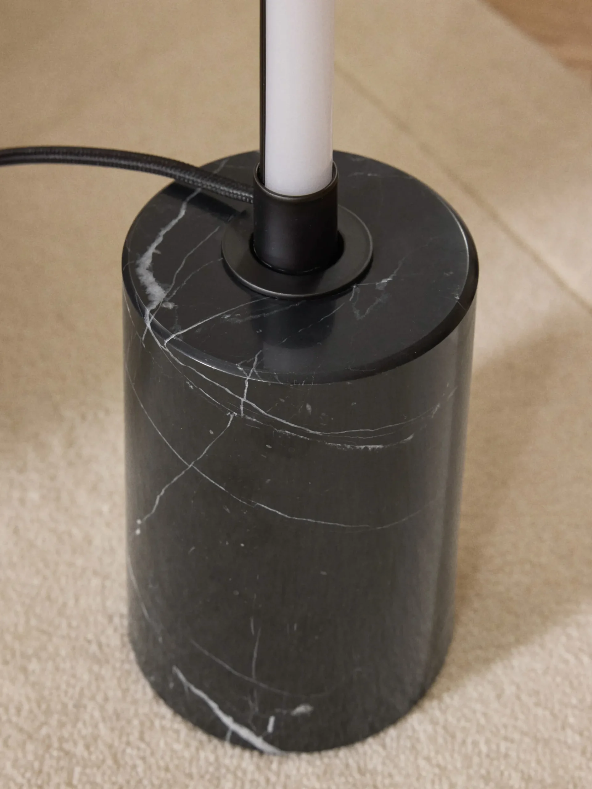 Lampada da terra a LED con base in marmo Shelby