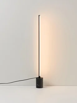 Lampada da terra a LED con base in marmo Shelby