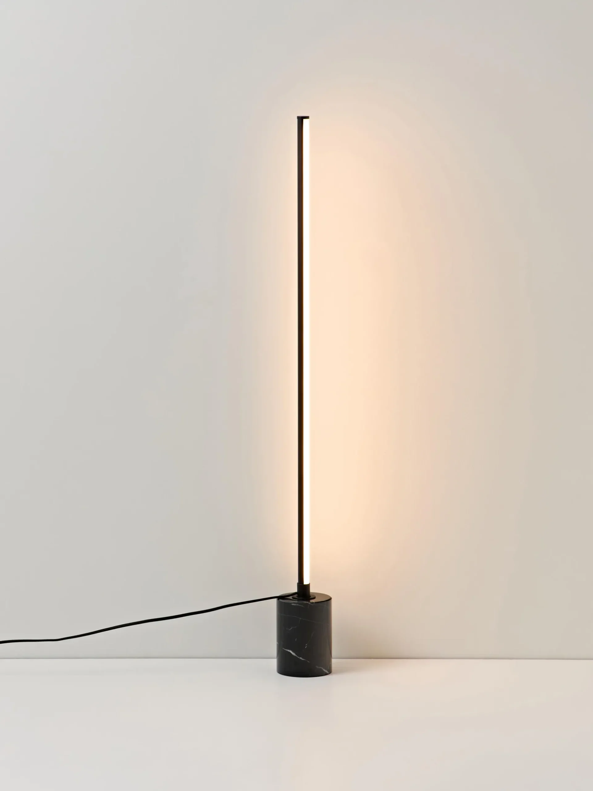 Lampada da terra a LED con base in marmo Shelby