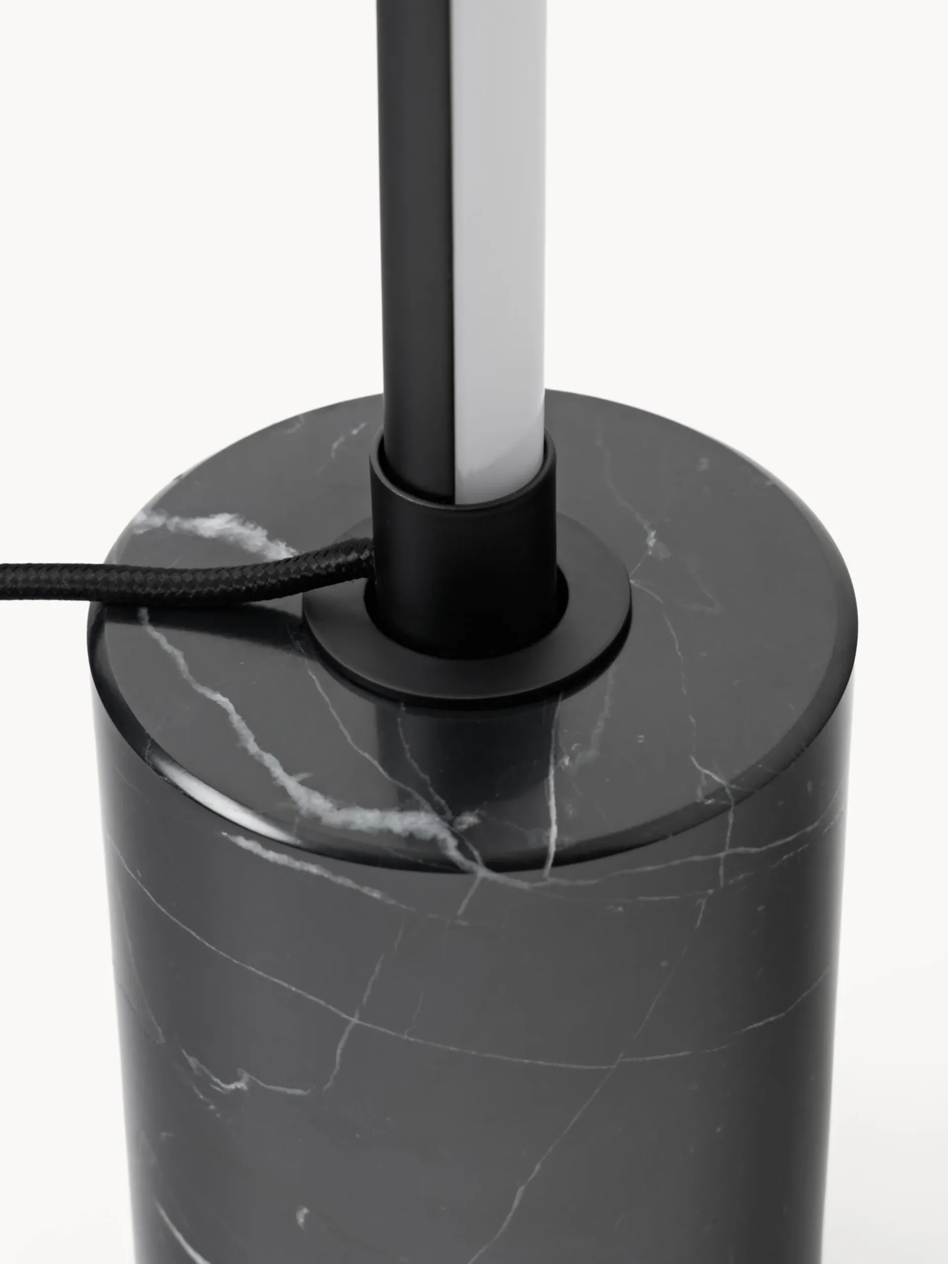 Lampada da terra a LED con base in marmo Shelby