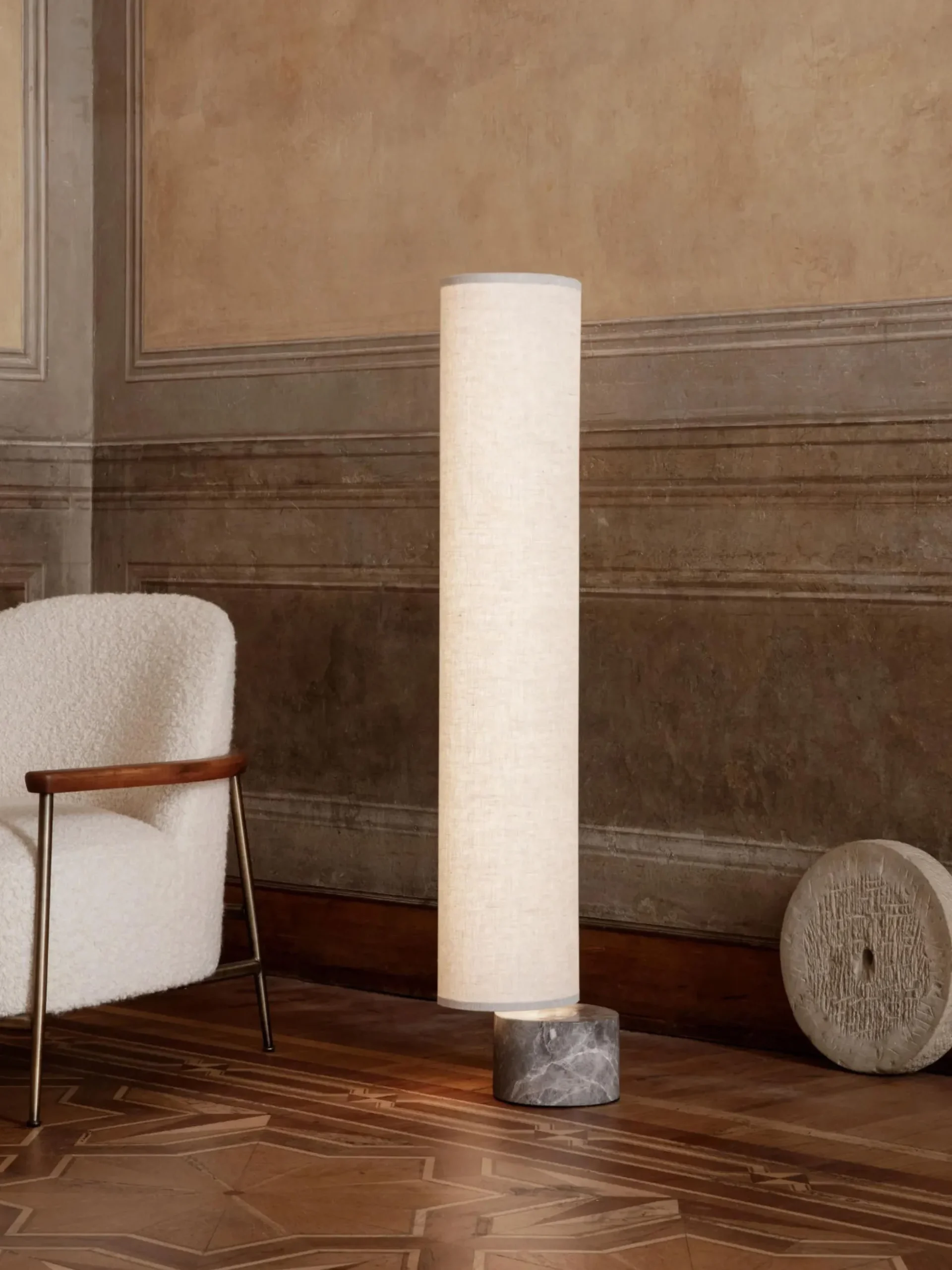 Lampada da terra a LED con luce regolabile e base in marmo Unbound, varie misure