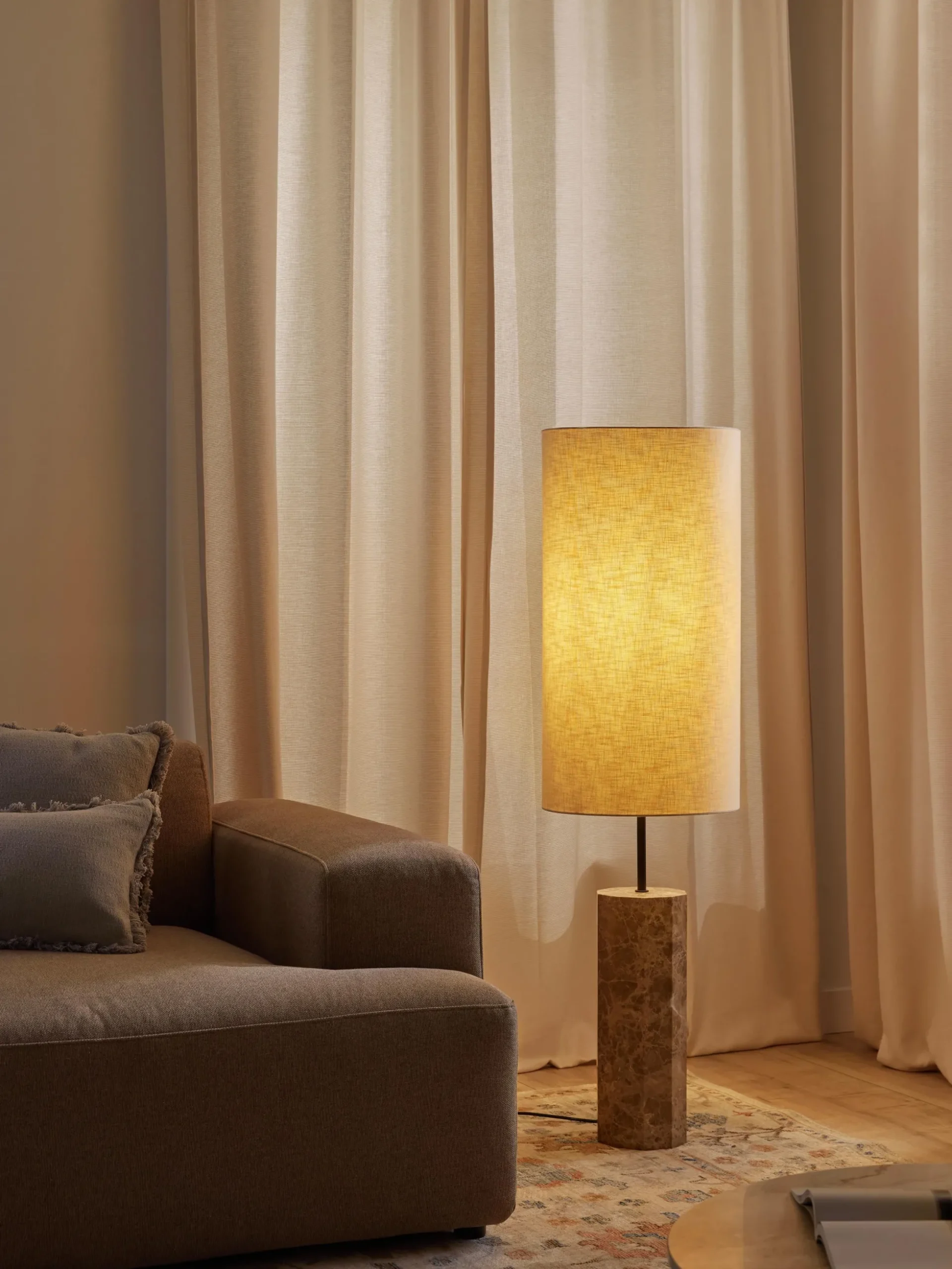 Lampada da terra con base in marmo Elanor