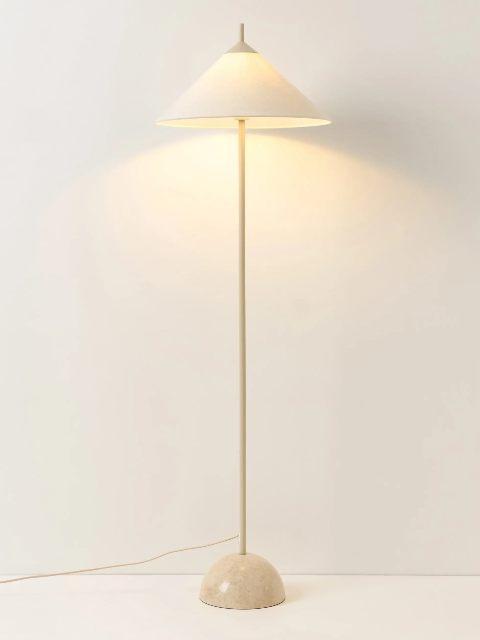 Lampada da terra con base in marmo Vica