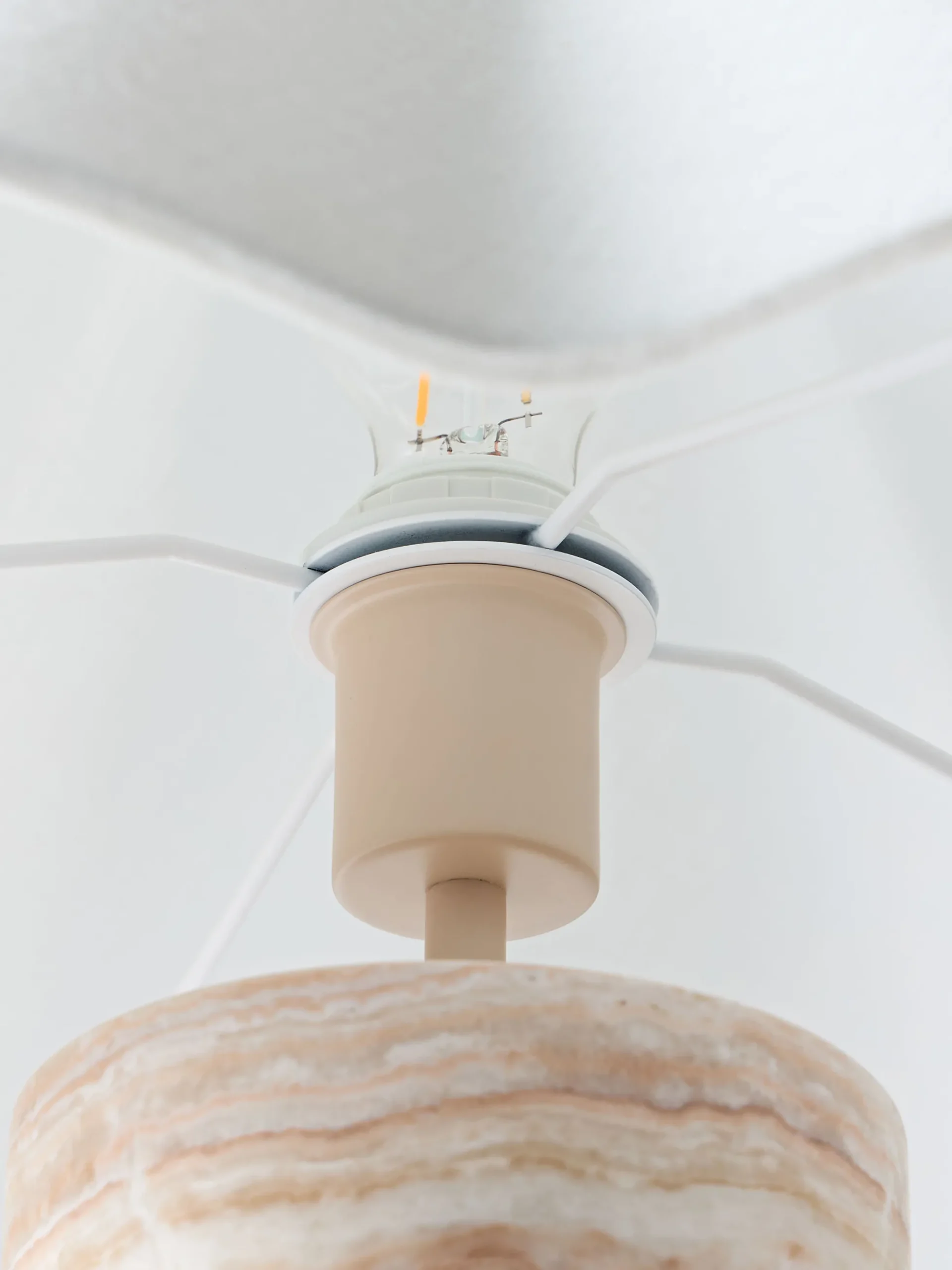 Lampada da tavolo a LED con luce regolabile e base in marmo Arya