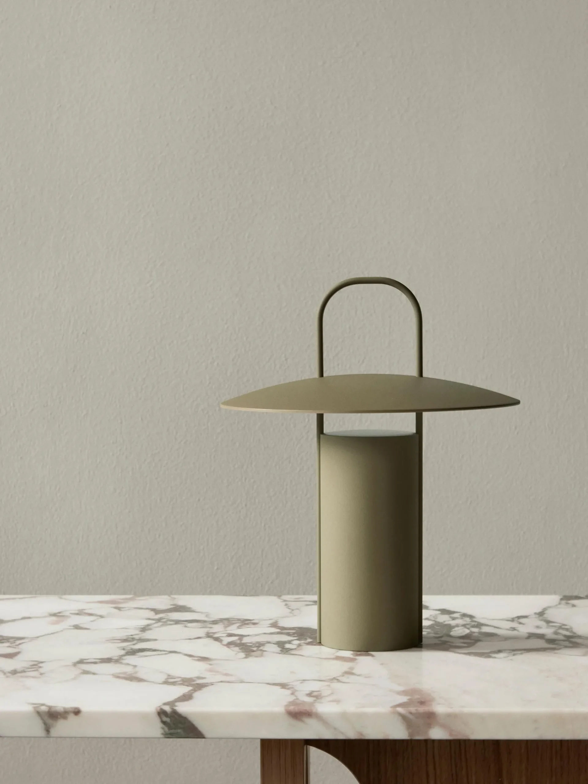Lampada da tavolo a LED con luce regolabile e porta USB Ray