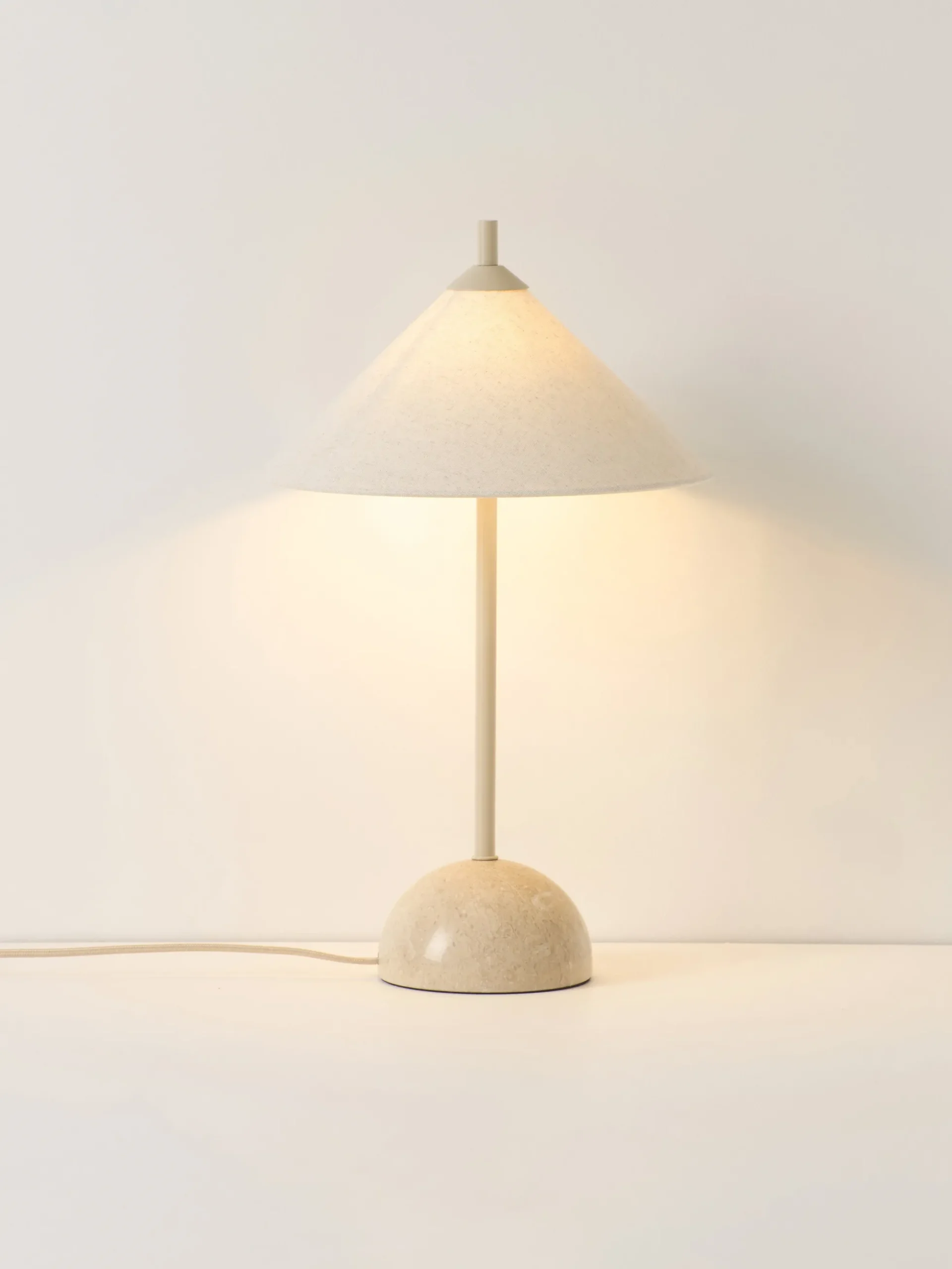 Lampada da tavolo con base in marmo Vica