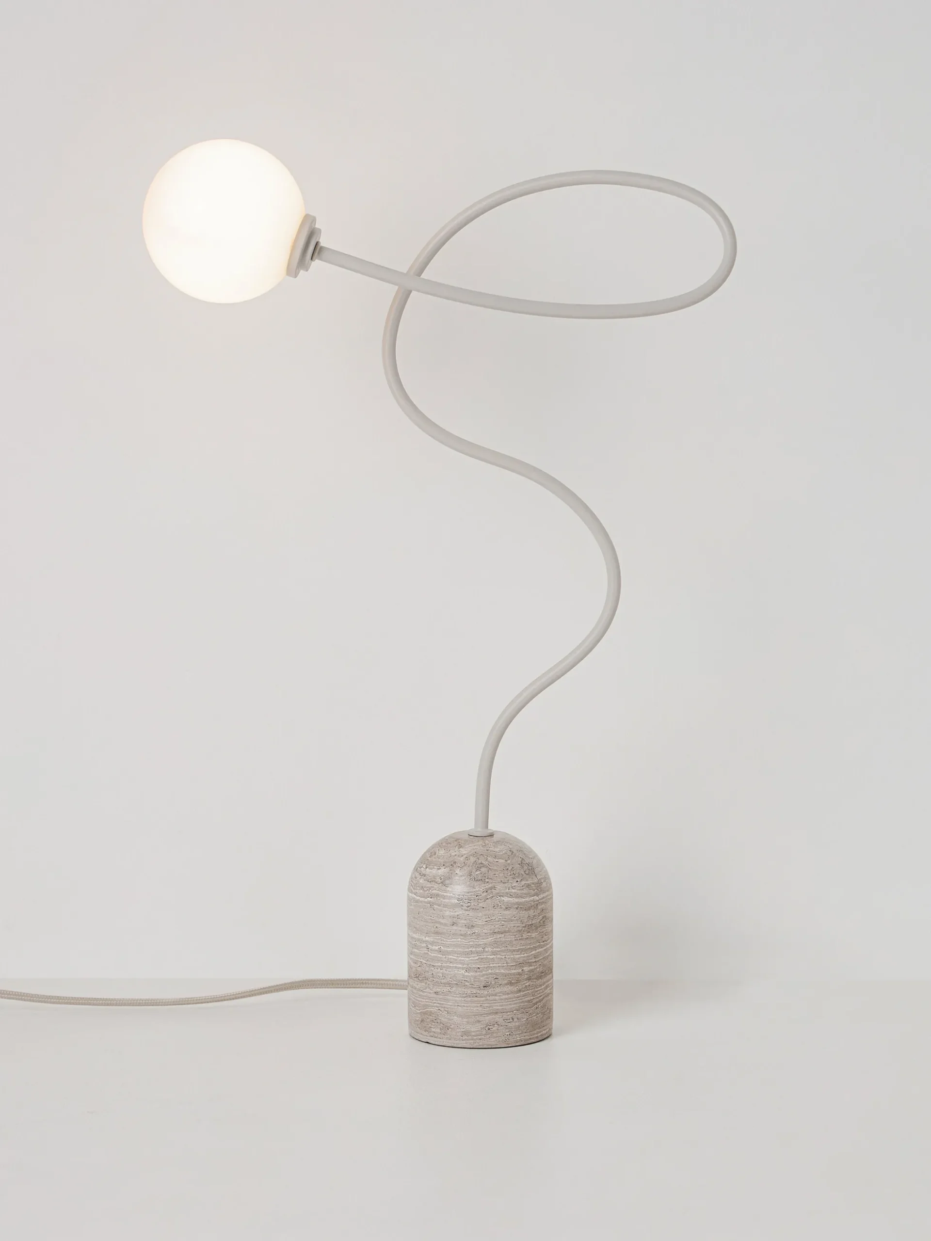 Lampada da tavolo con base in marmo Alina