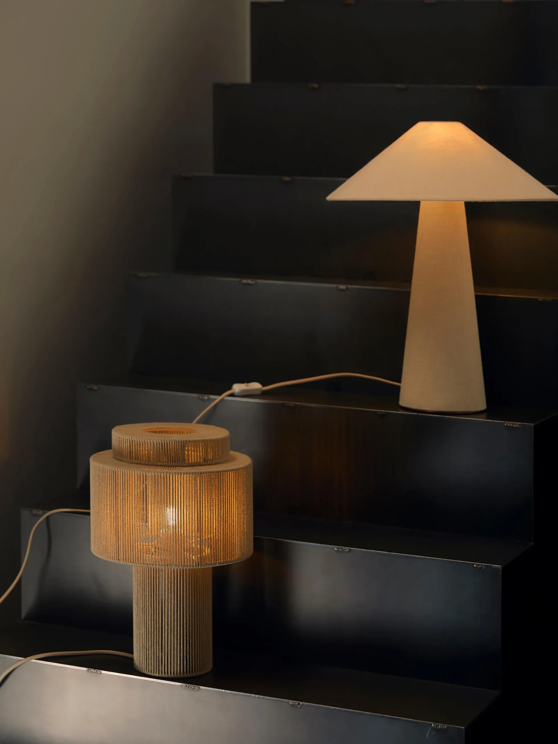 Lampada da tavolo con fili di lino Lace