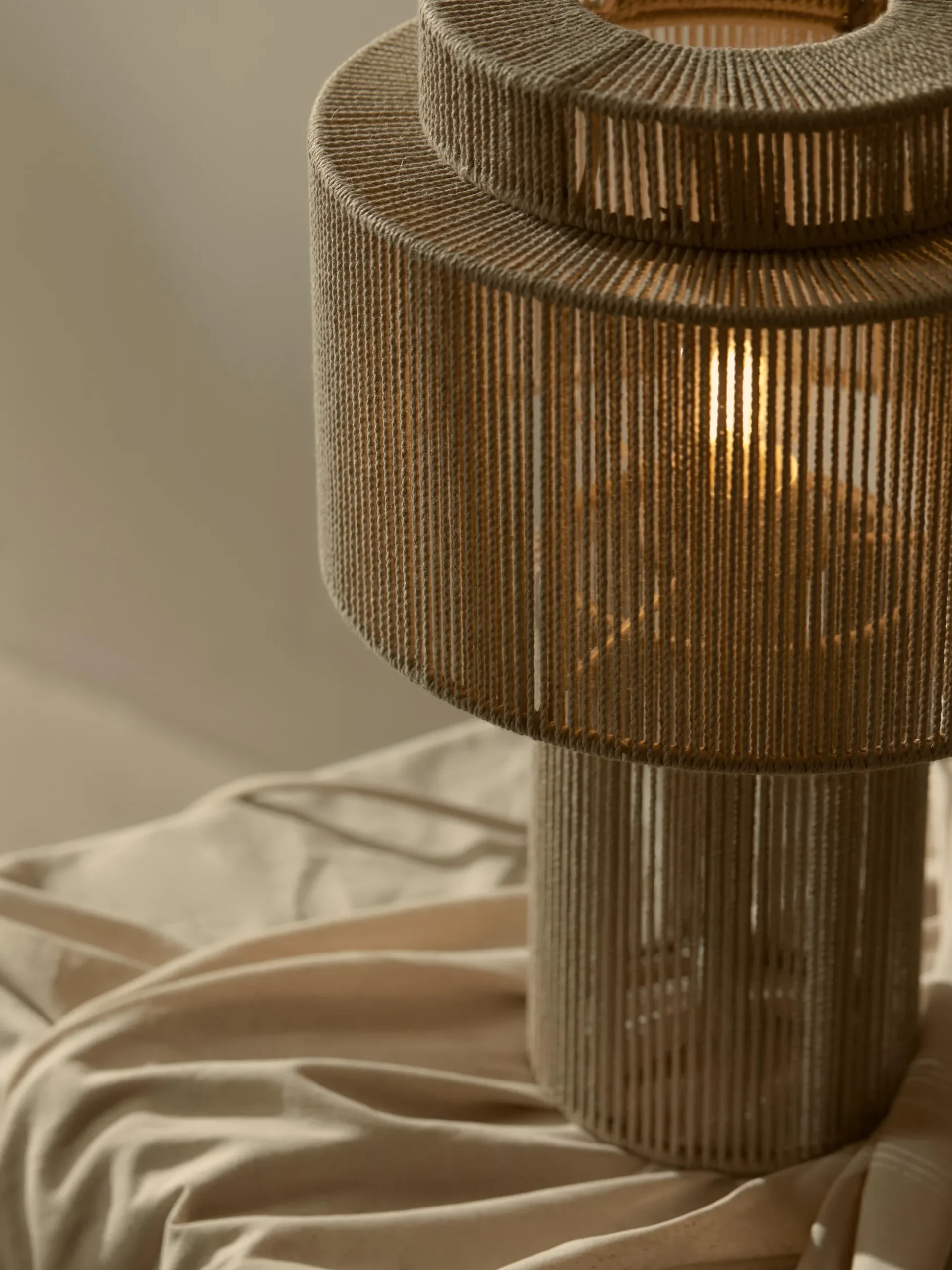 Lampada da tavolo con fili di lino Lace