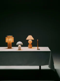 Lampada da tavolo con fili di lino Lace